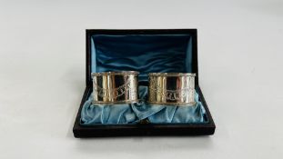 A PAIR OF VICTORIAN CASED SILVER NAPKIN RINGS, SHEFFIELD 1880.