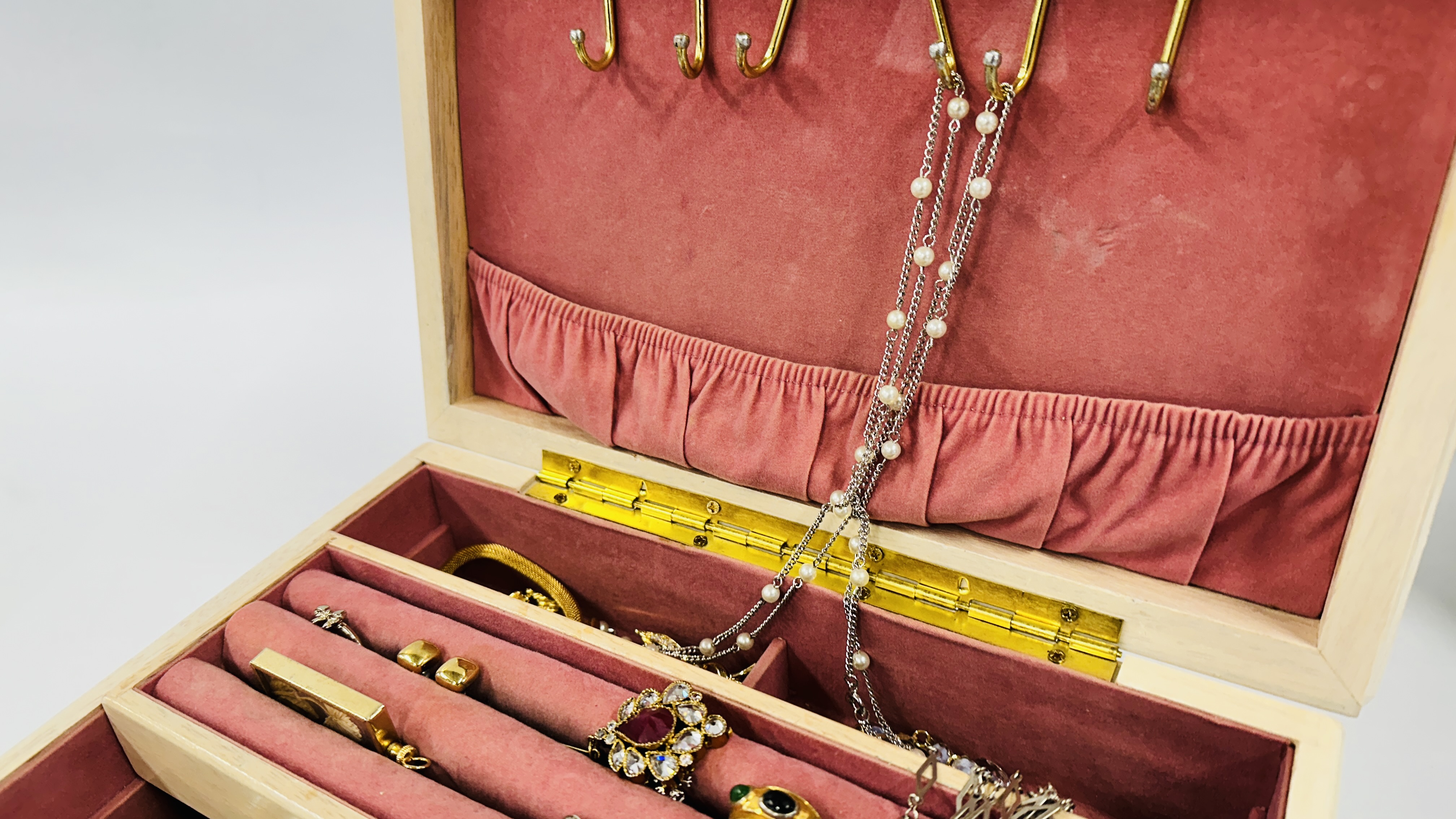 A MODERN WOODEN JEWELLERY BOX CONTAINING NECKLACES, LOCKET, STONE SET RINGS, BEADS, EARRINGS, - Image 5 of 5