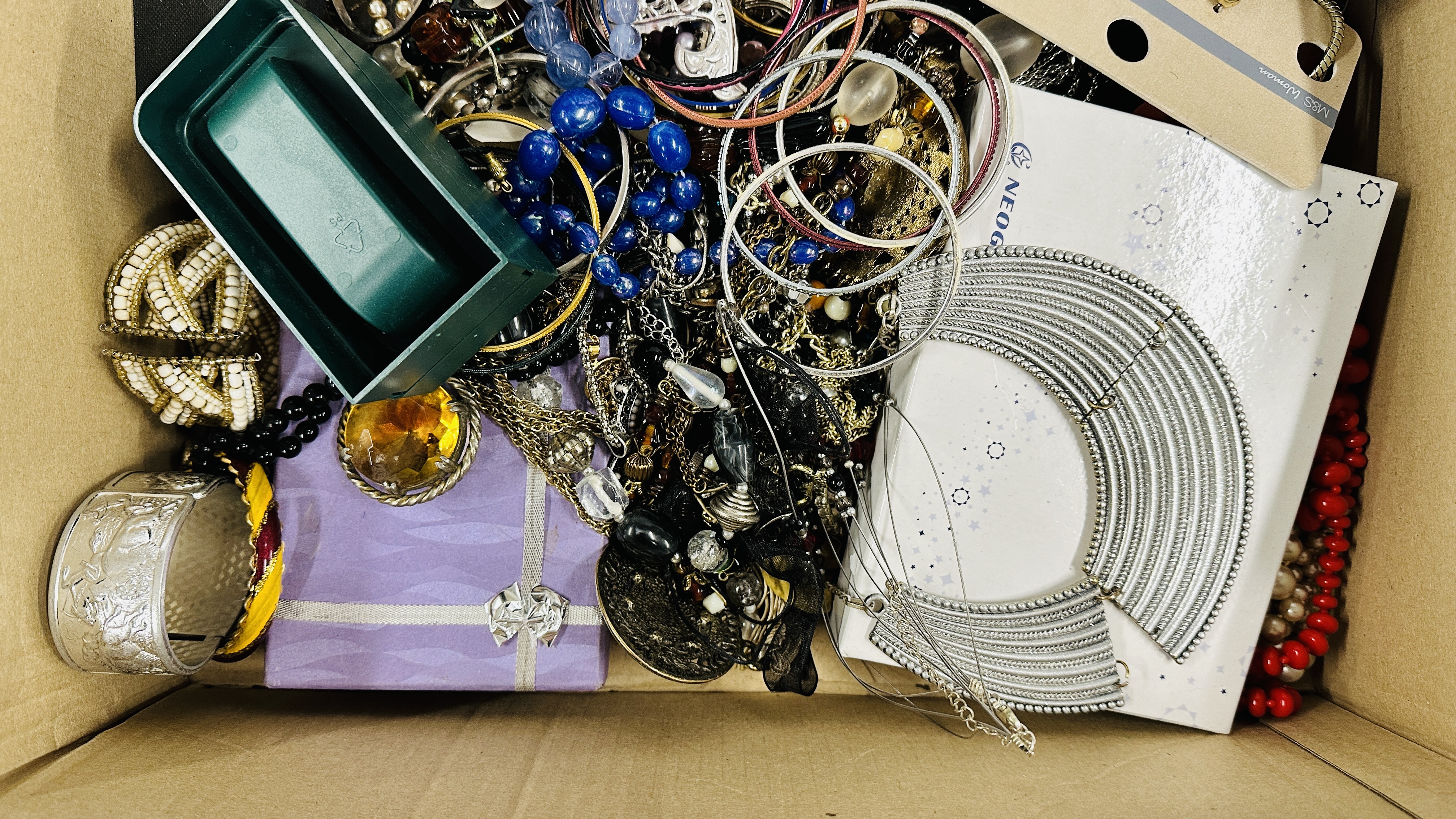 A LARGE BOX OF COSTUME JEWELLERY TO INCLUDE NECKLACES, BROOCHES, SETS, BANGLES, WATCHES ETC. - Image 3 of 7