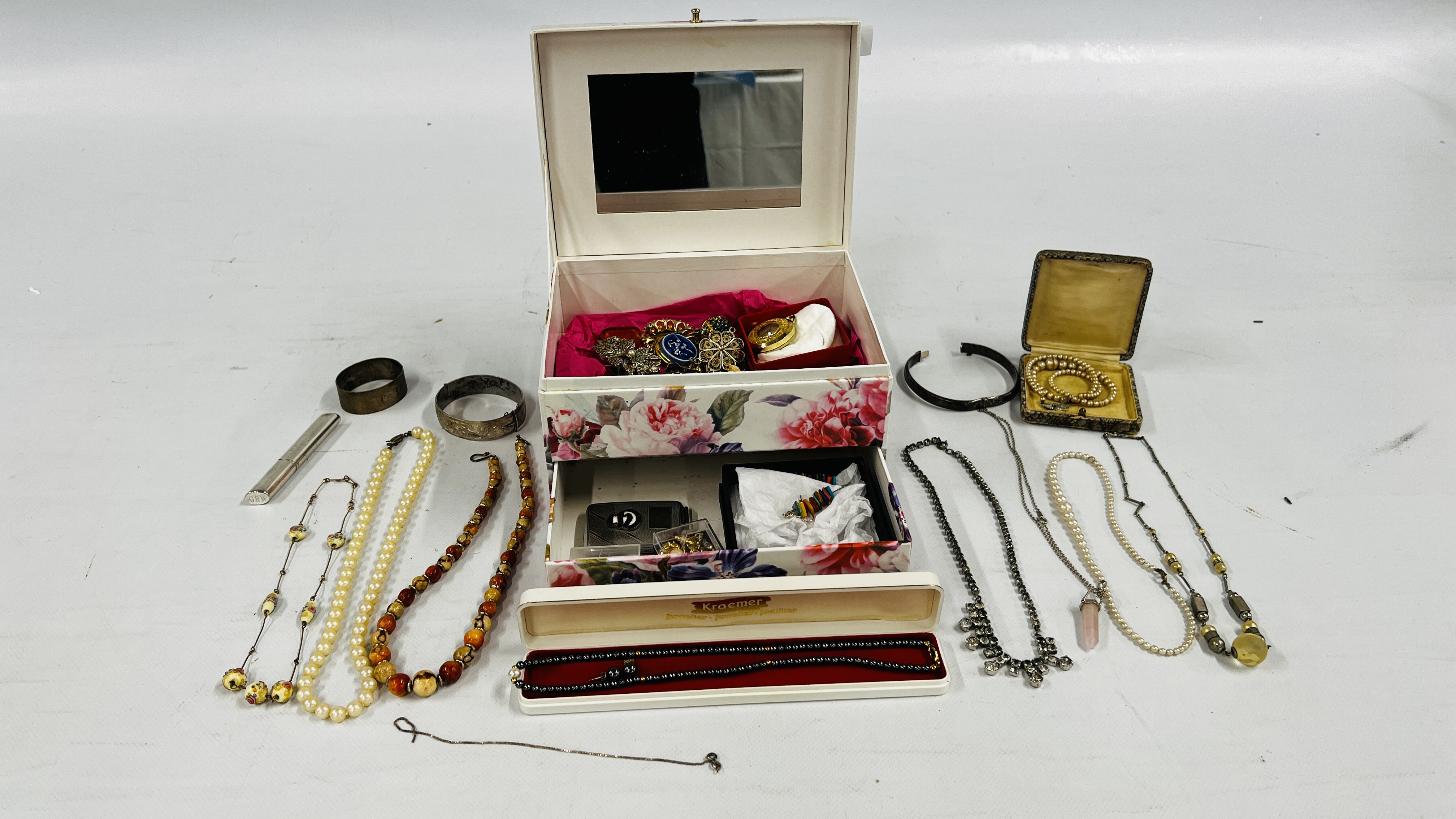 JEWELLERY BOX AND CONTENTS TO INCLUDE A COLLECTION OF VINTAGE JEWELLERY,