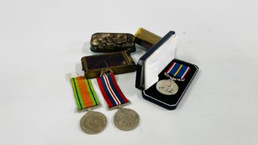 A GROUP OF COLLECTIBLES TO INCLUDE VINTAGE "GRIMSBY ROAD CLUB" MEDALS, BRASS MATCHBOX HOLDER,