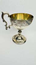 AN ANTIQUE SILVER WINE CUP, WITH LOOP HANDLE AND ENGRAVED BODY, GILT INTERIOR,