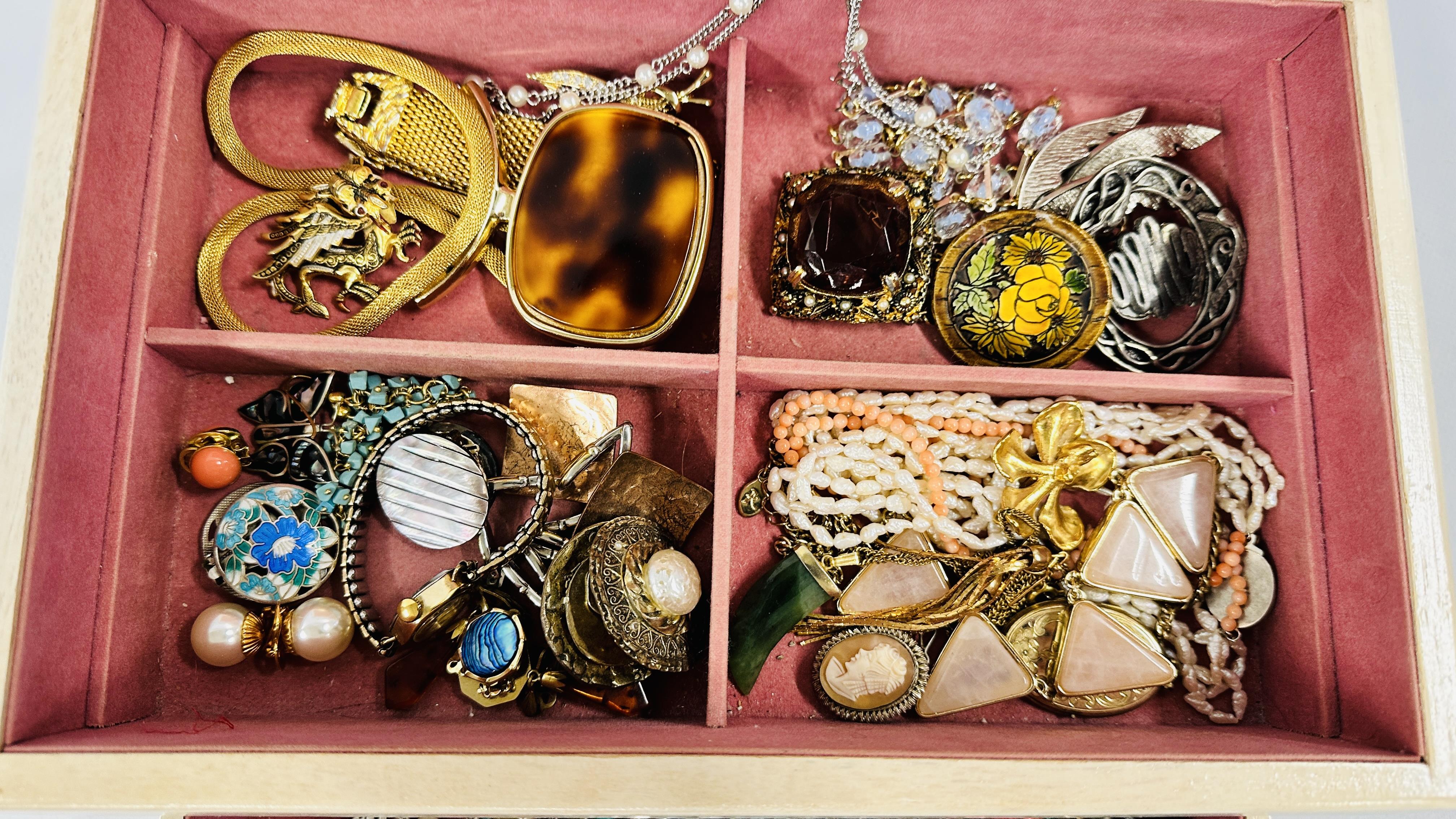 A MODERN WOODEN JEWELLERY BOX CONTAINING NECKLACES, LOCKET, STONE SET RINGS, BEADS, EARRINGS, - Image 3 of 5