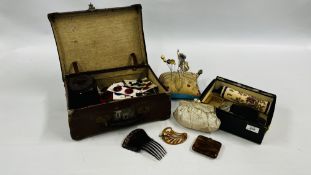 A BOX CONTAINING VINTAGE PURSES, COMBS, COMPACTS,