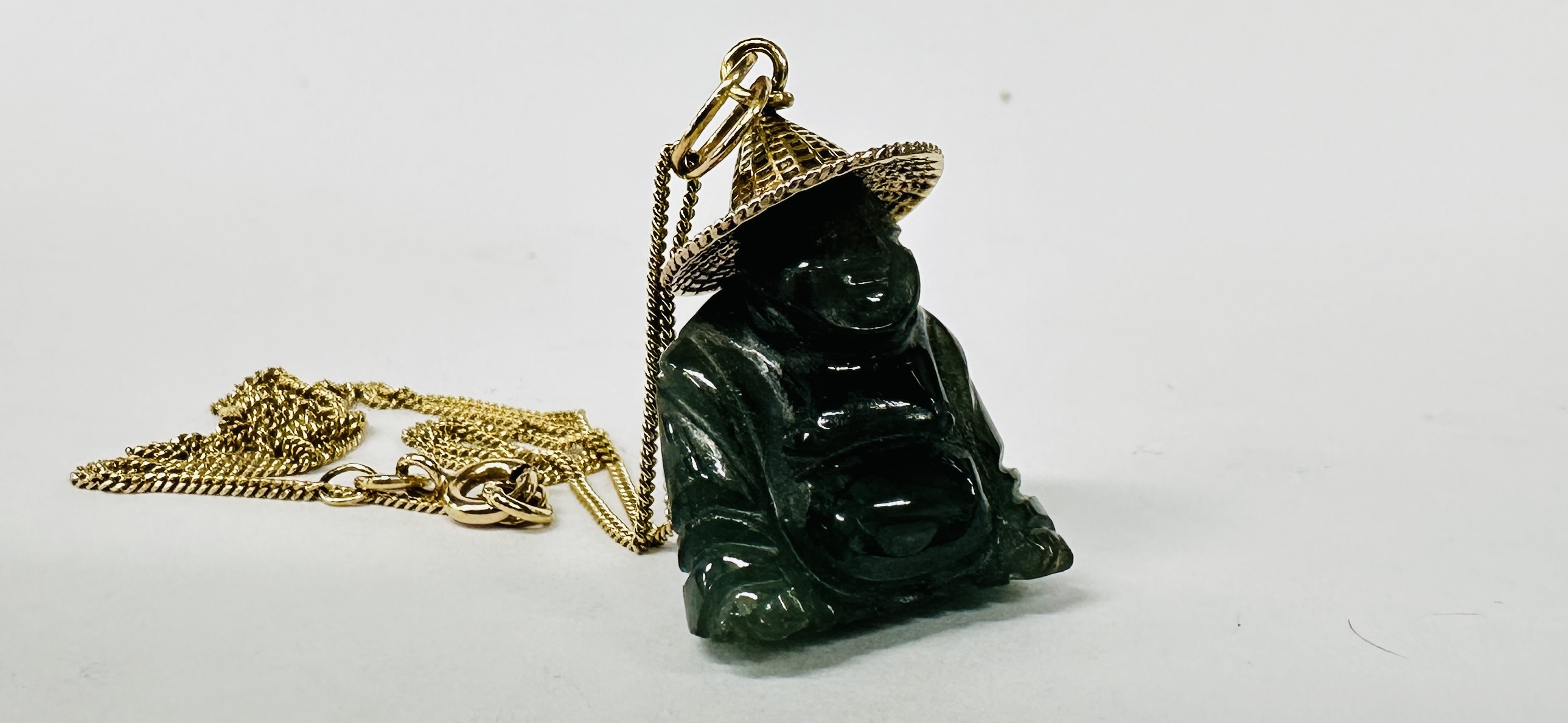 A 14K JADE BUDDHA PENDANT ON A FINE 9CT GOLD CHAIN - L 46CM. - Image 2 of 6