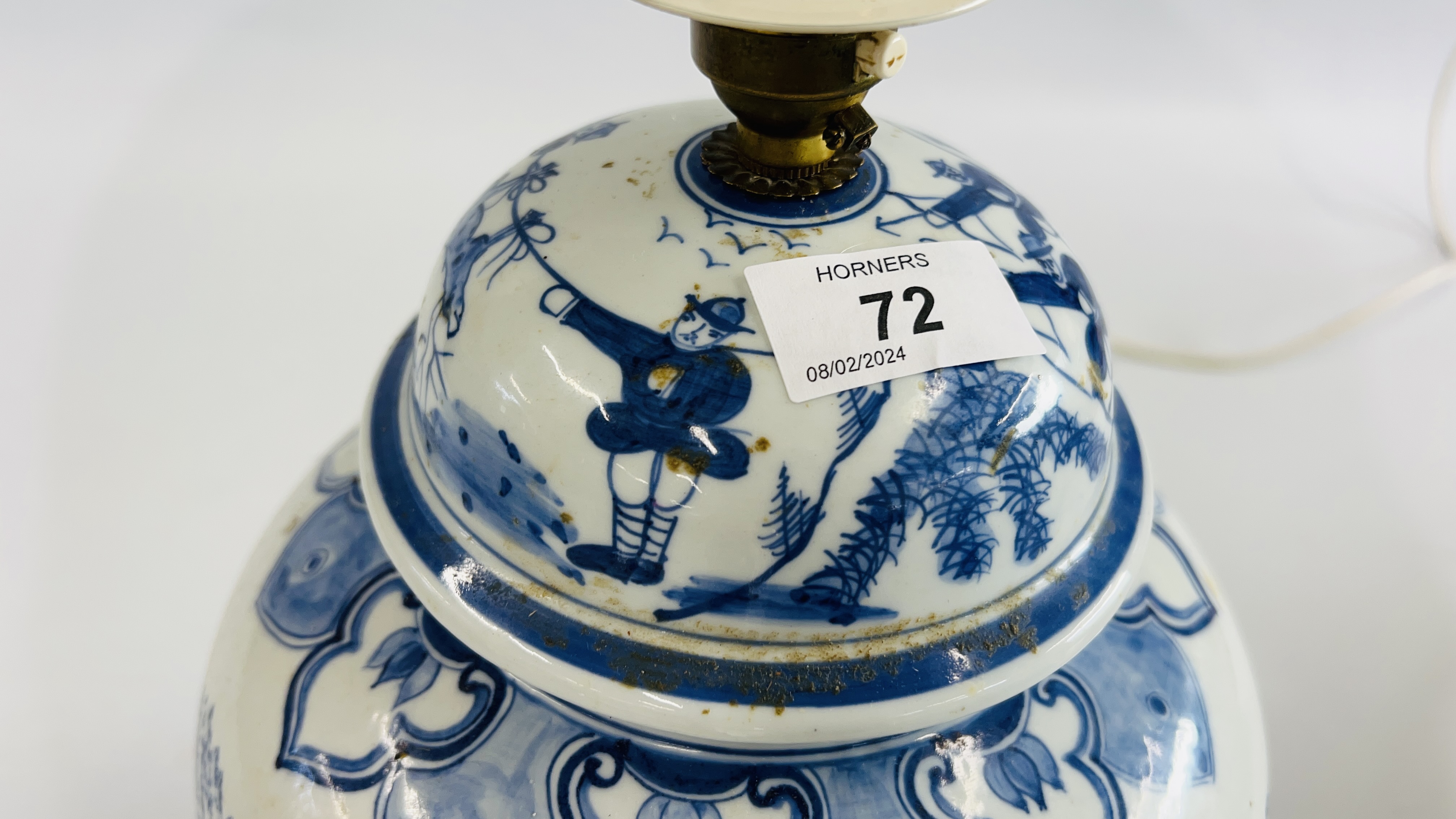 A VINTAGE STYLE BLUE AND WHITE ORIENTAL GINGER JAR LAMP, H 30CM - SOLD AS SEEN. - Image 2 of 6