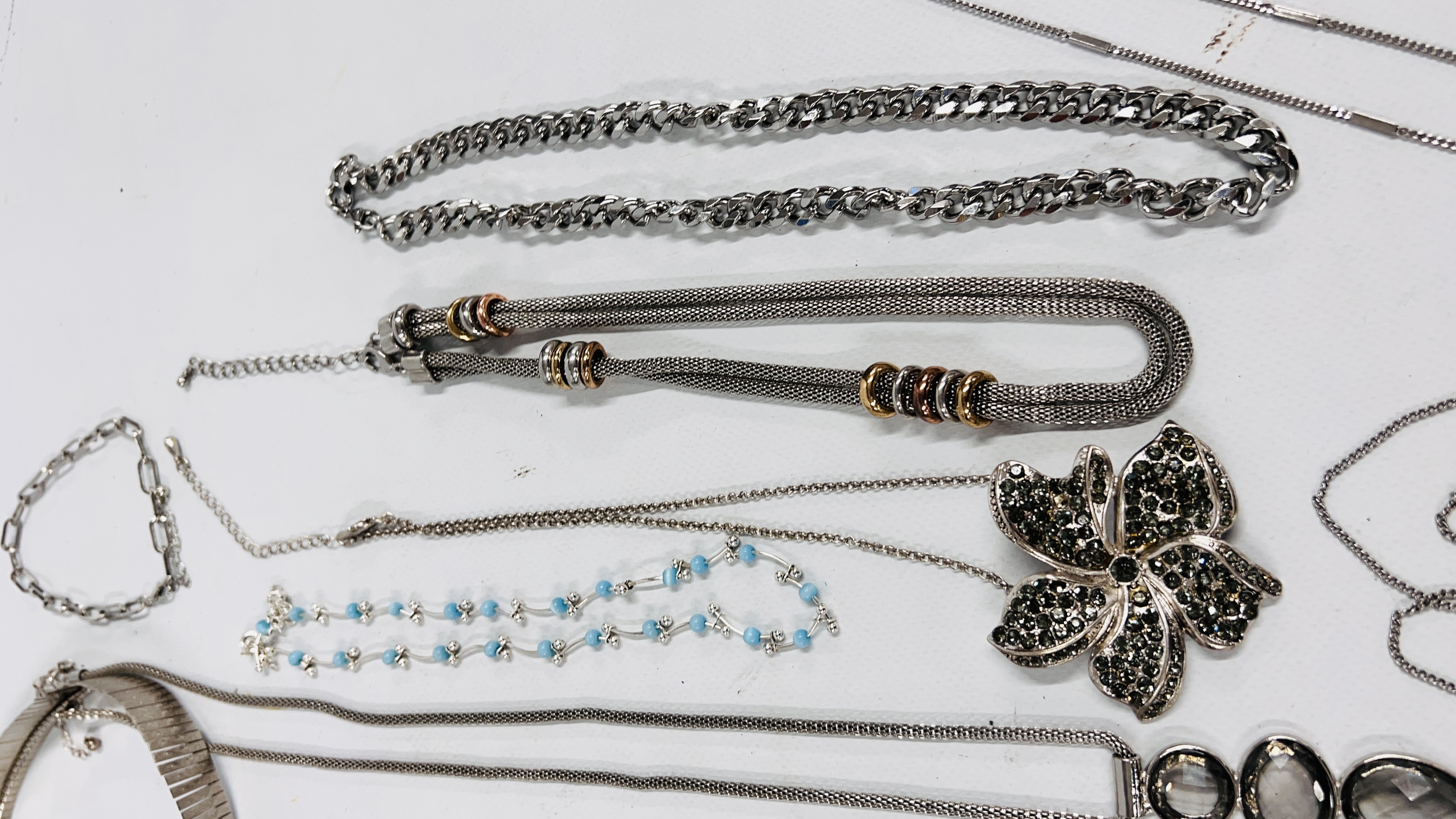 SELECTION OF SILVERTONE COSTUME JEWELLERY ALONG WITH A JEWELLERY BOX FULL OF BEADED NECKLACES. - Image 3 of 12