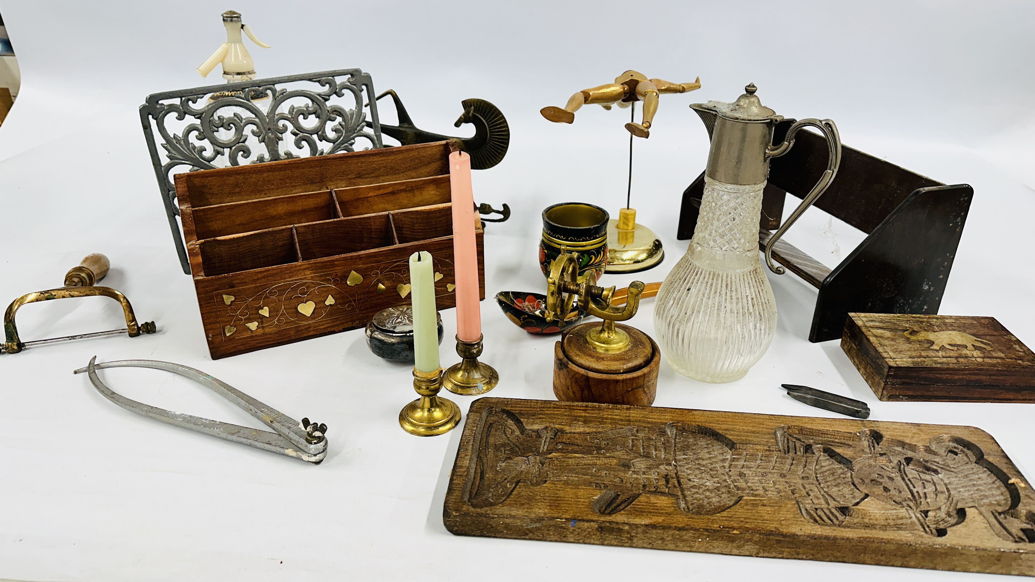 A BOX OF ASSORTED VINTAGE COLLECTIBLES TO INCLUDE CLARET JUG, LETTER RACK,