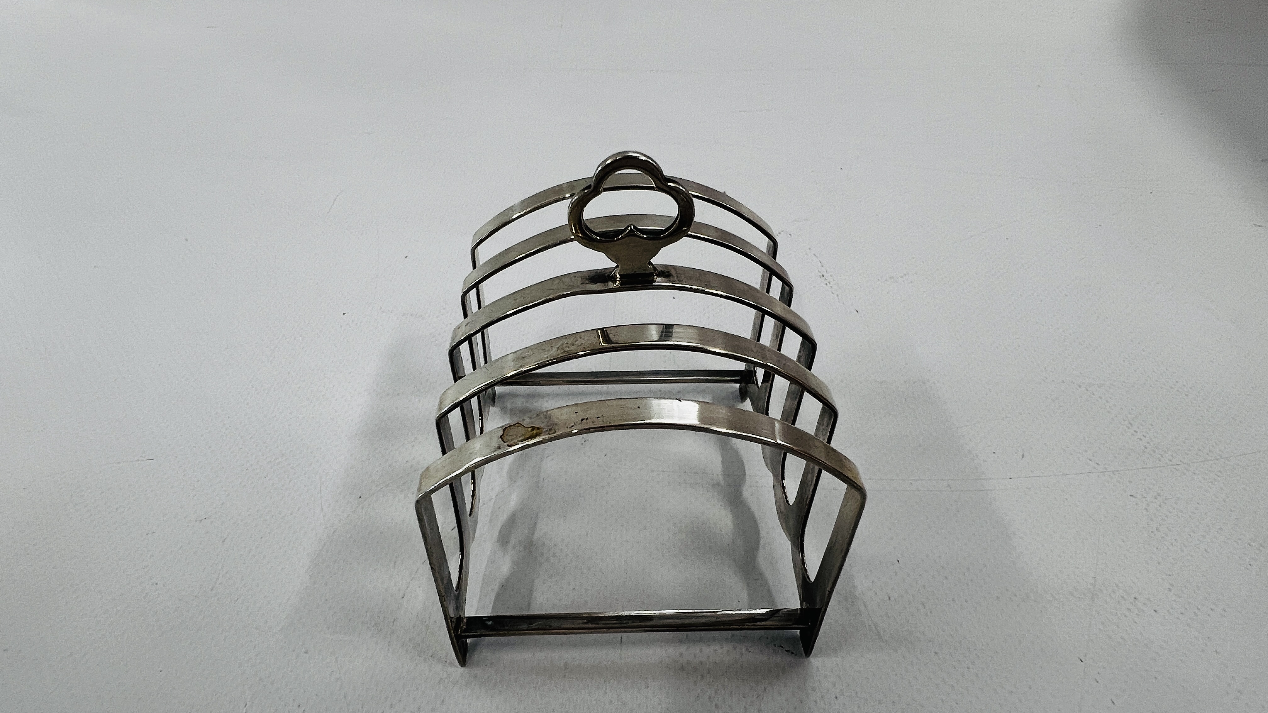 AN ANTIQUE SILVER TOAST RACK, BIRMINGHAM ASSAY 1938 MAKER H.F. WITHERS. - Image 7 of 10