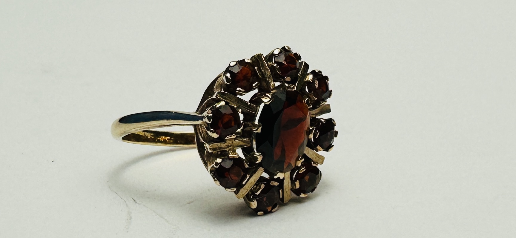 A 9CT GOLD GARNET SET FLOWER HEAD RING - SIZE L/M. - Image 2 of 8