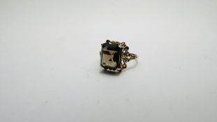 A 9CT GOLD DRESS RING SET WITH CUSHION CUT SMOKEY QUARTZ - SIZE M/N.