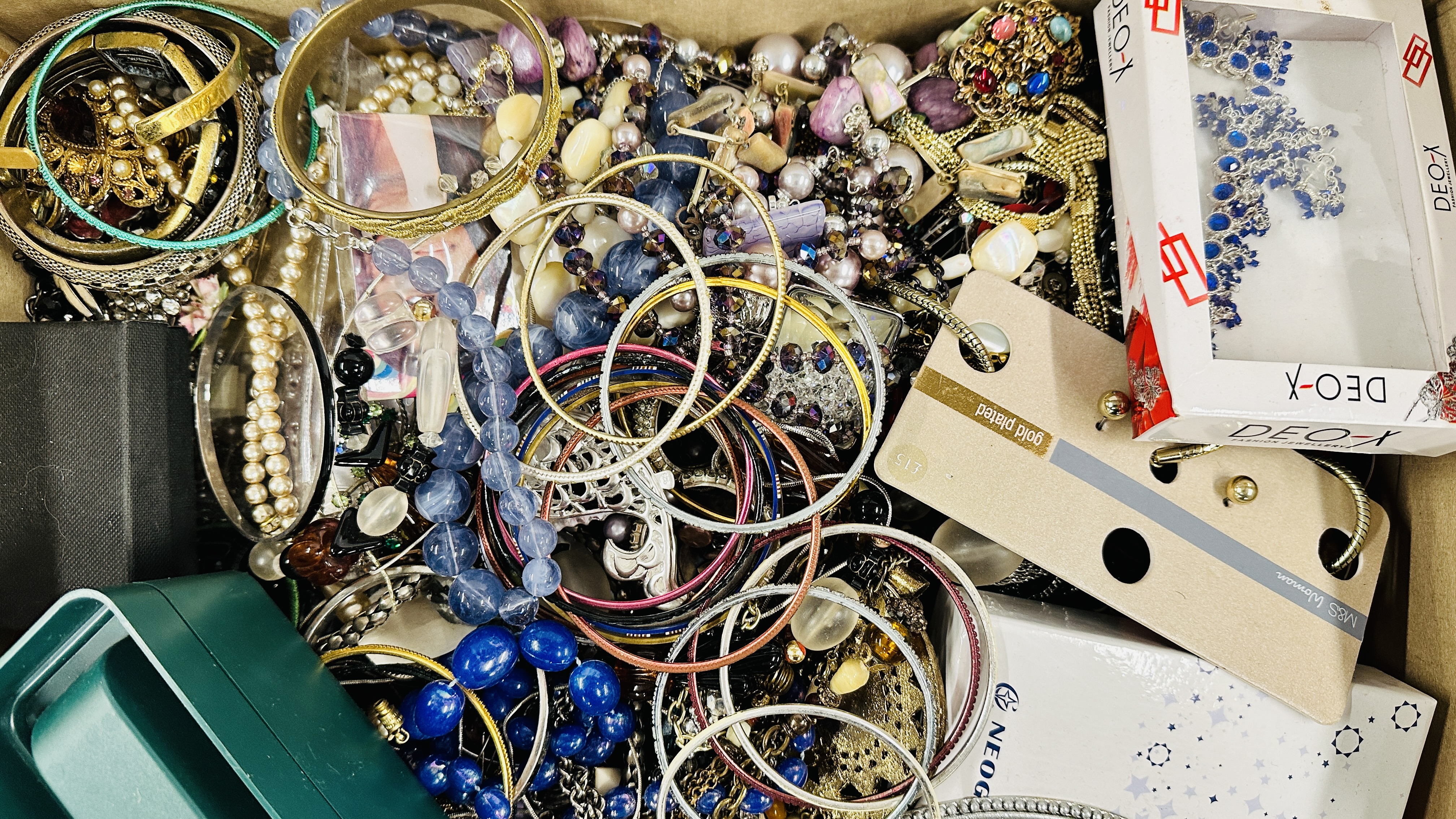 A LARGE BOX OF COSTUME JEWELLERY TO INCLUDE NECKLACES, BROOCHES, SETS, BANGLES, WATCHES ETC. - Image 2 of 7