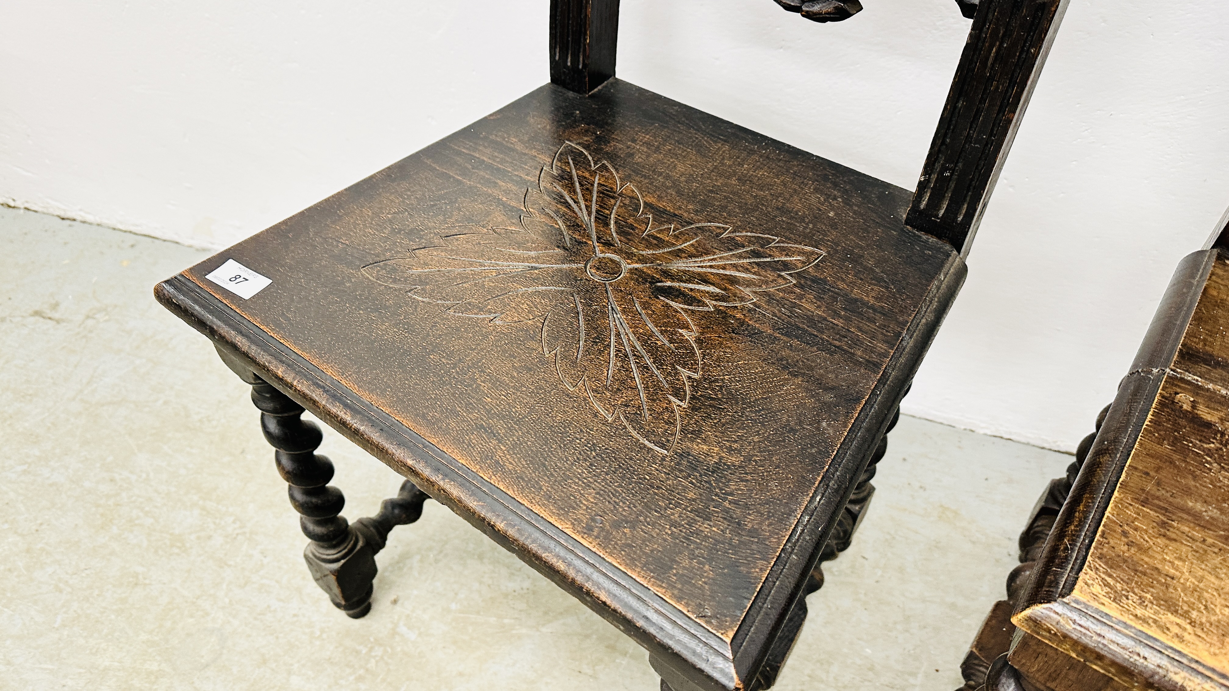 A PAIR OF ANTIQUE OAK HALL CHAIRS WITH CARVED DETAIL AND BARLEY TWIST SUPPORTS. - Image 8 of 9