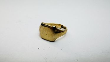 A GENTS 9CT GOLD SIGNET RING.