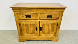 A GOOD QUALITY MODERN SOLID OAK TWO DRAWER TWO DOOR SIDEBOARD - W 98CM X D 42CM X H 82CM.