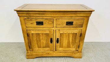 A GOOD QUALITY MODERN SOLID OAK TWO DRAWER TWO DOOR SIDEBOARD - W 98CM X D 42CM X H 82CM.