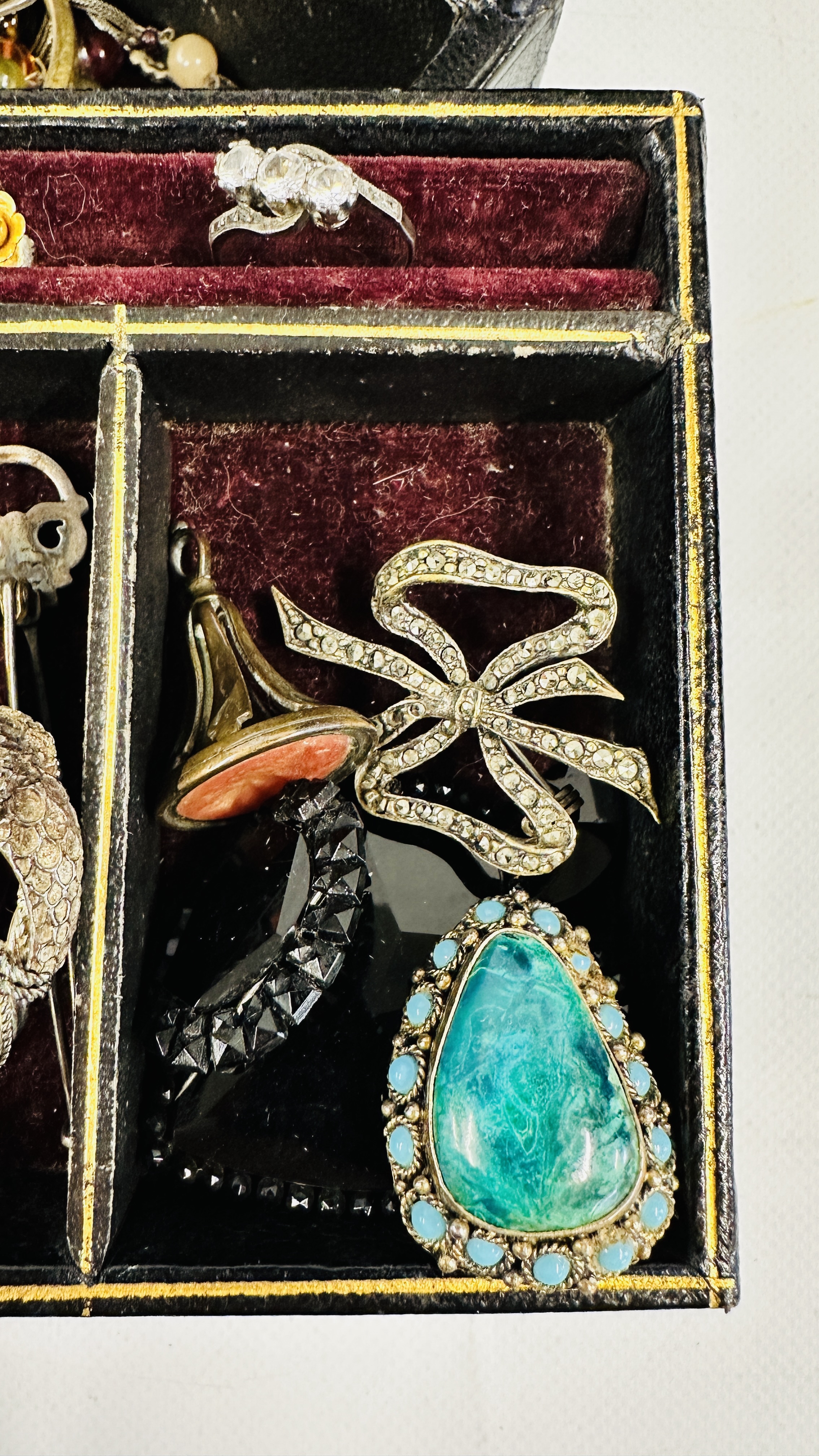 VICTORIAN AND LATER JEWELLERY TO INCLUDE LOCKETS, BROOCHES, CHARMS, SEAL ETC. - Image 5 of 10