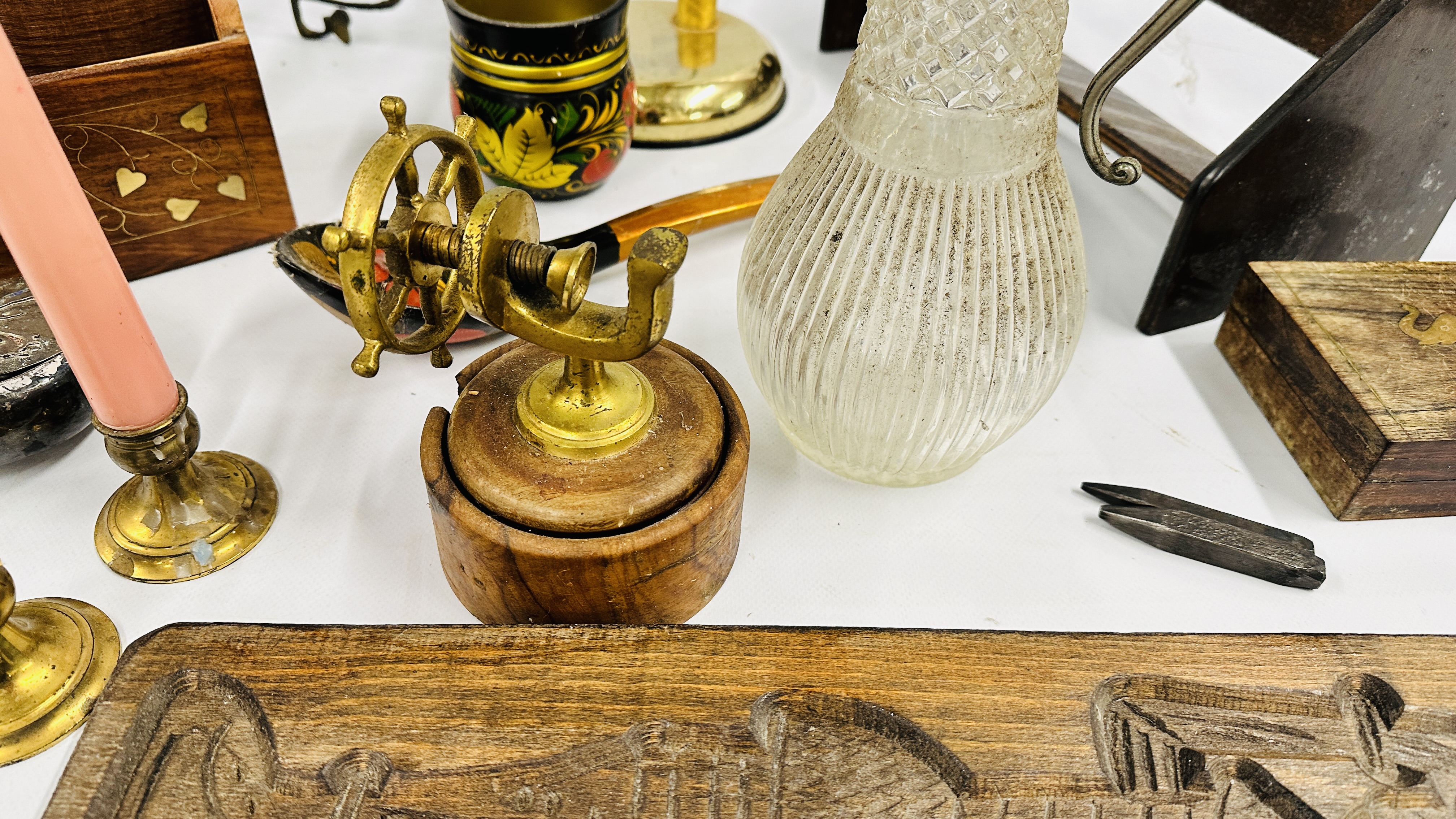 A BOX OF ASSORTED VINTAGE COLLECTIBLES TO INCLUDE CLARET JUG, LETTER RACK, - Image 3 of 15