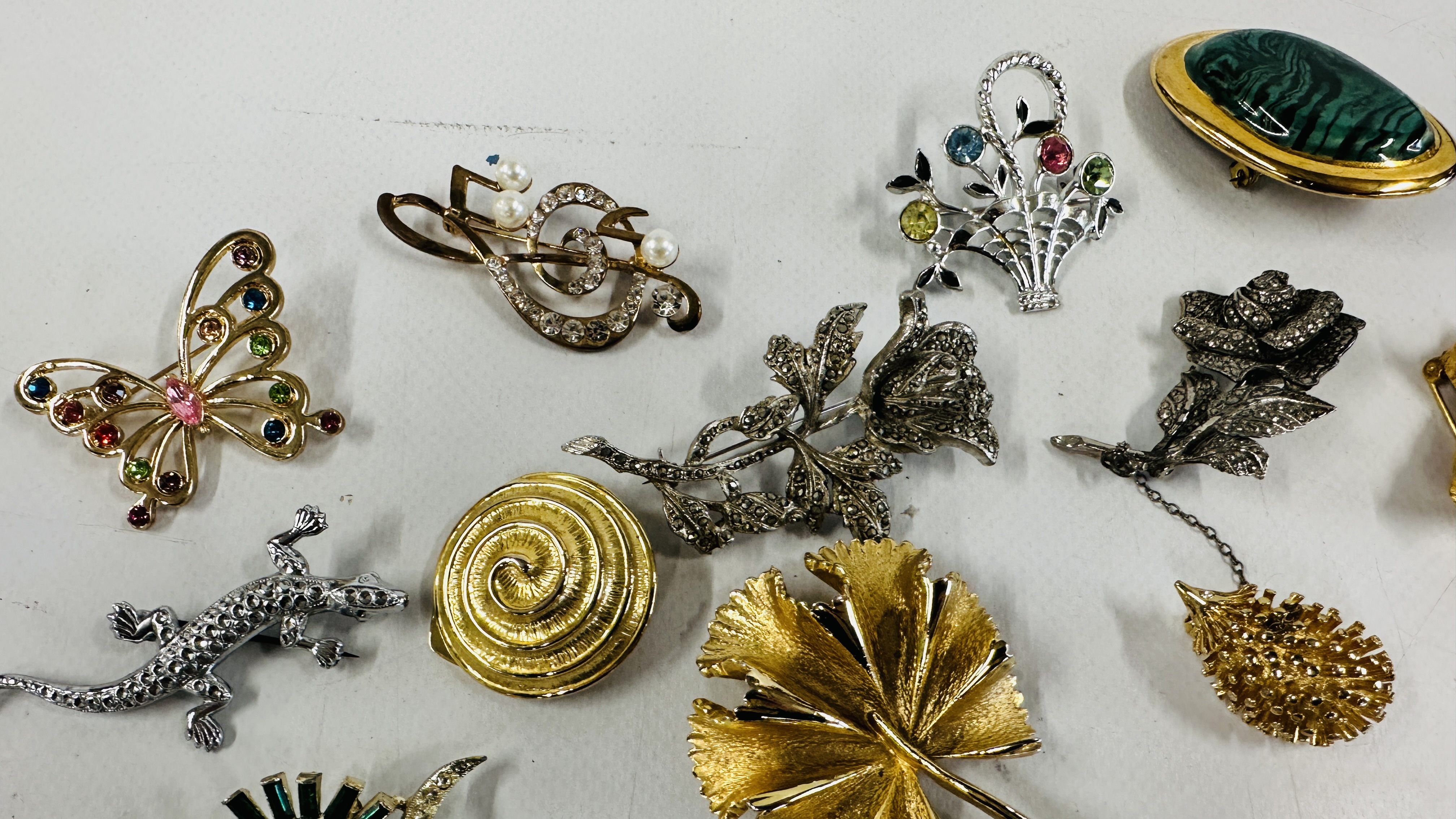 33 VINTAGE BROOCHES, BEES, TEDDY BEAR, ANIMALS ETC. - Image 5 of 9