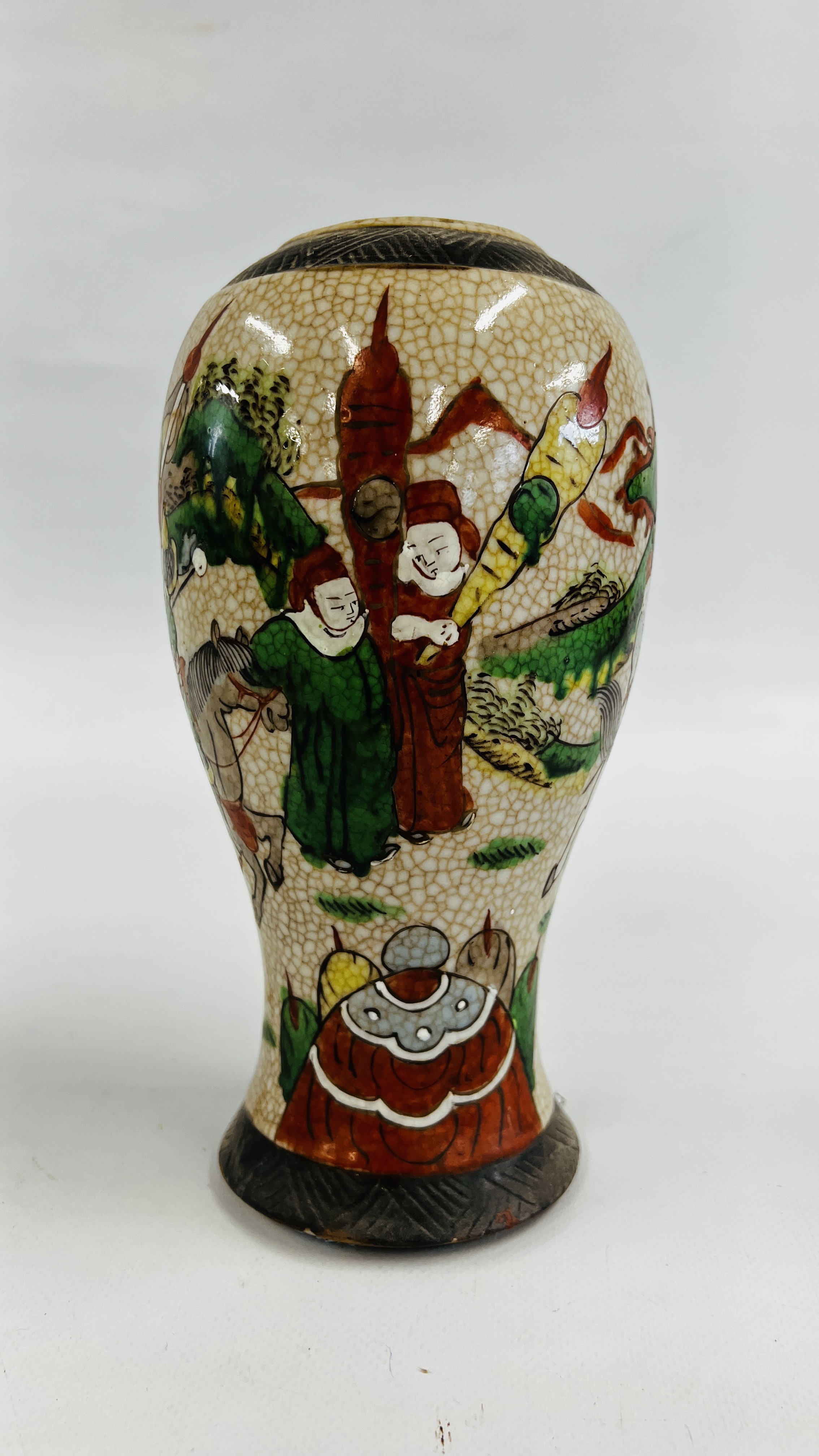 A CHINESE NANJING STYLE CRACKLED GLAZED VASE DECORATED WITH CHARACTERS AND WARRIORS UPON HORSEBACK - Image 4 of 7
