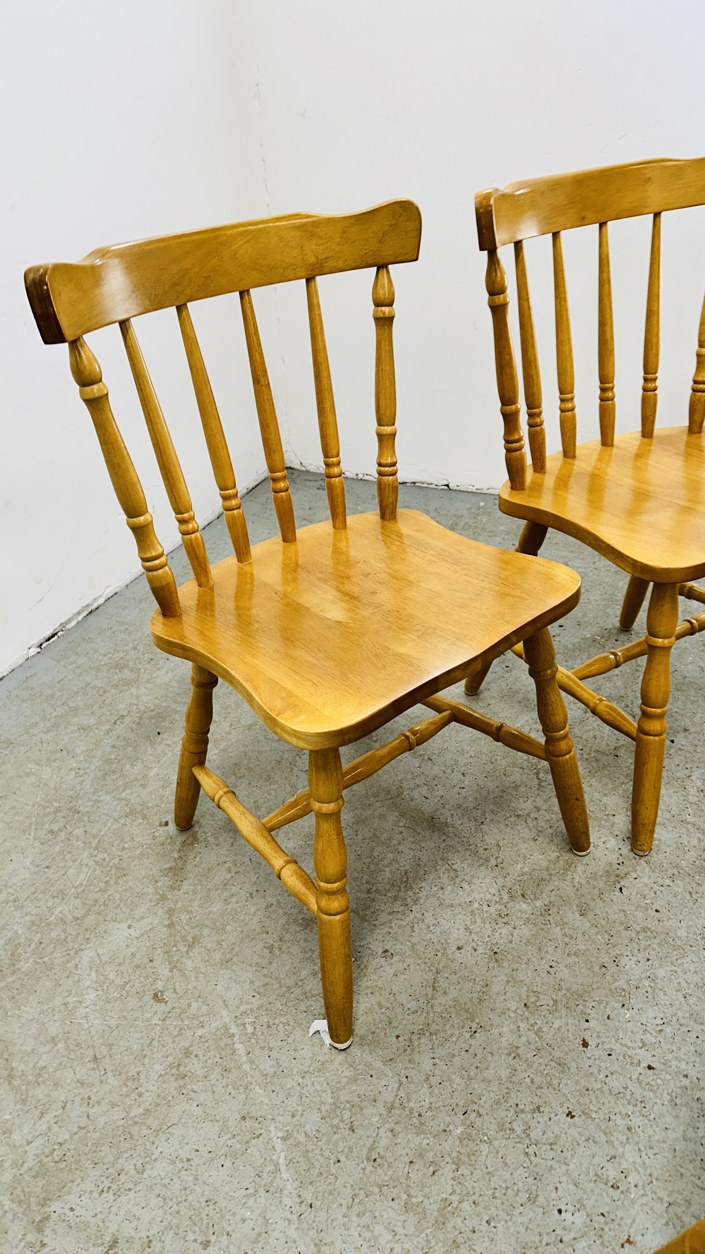 A SET OF FOUR SOLID BEECHWOOD KITCHEN CHAIRS. - Image 4 of 6