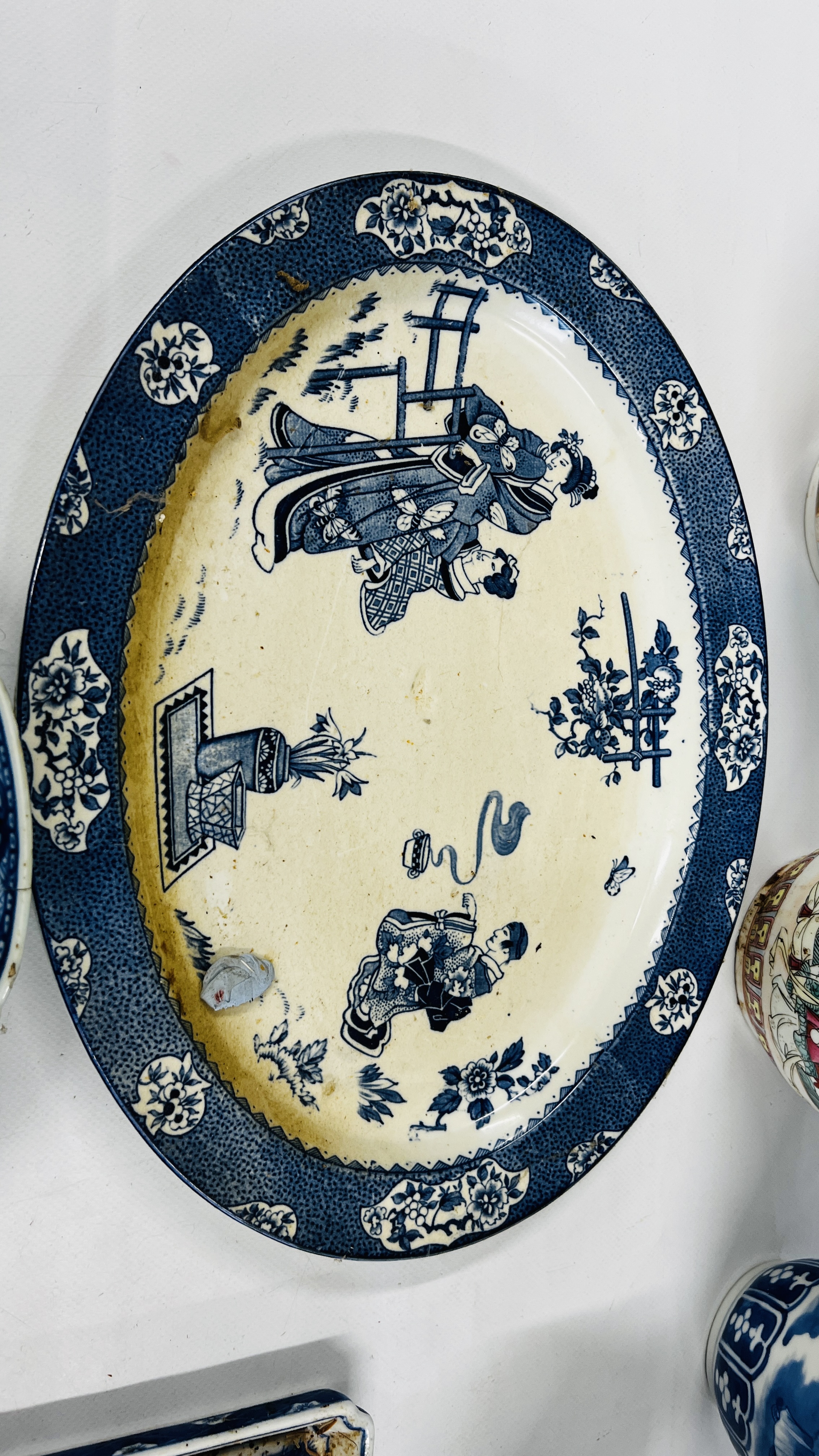 A GROUP OF ORIENTAL BLUE AND WHITE CERAMICS TO INCLUDE 2 VASES AND PLATE (SHOW SIGNS OF - Image 10 of 13