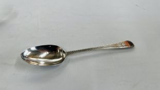 AN ANTIQUE SILVER SPOON, LONDON ASSAY 1782 MAKER HESTER BATEMAN L 22.5CM.