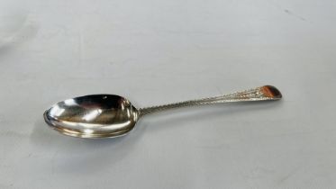 AN ANTIQUE SILVER SPOON, LONDON ASSAY 1782 MAKER HESTER BATEMAN L 22.5CM.