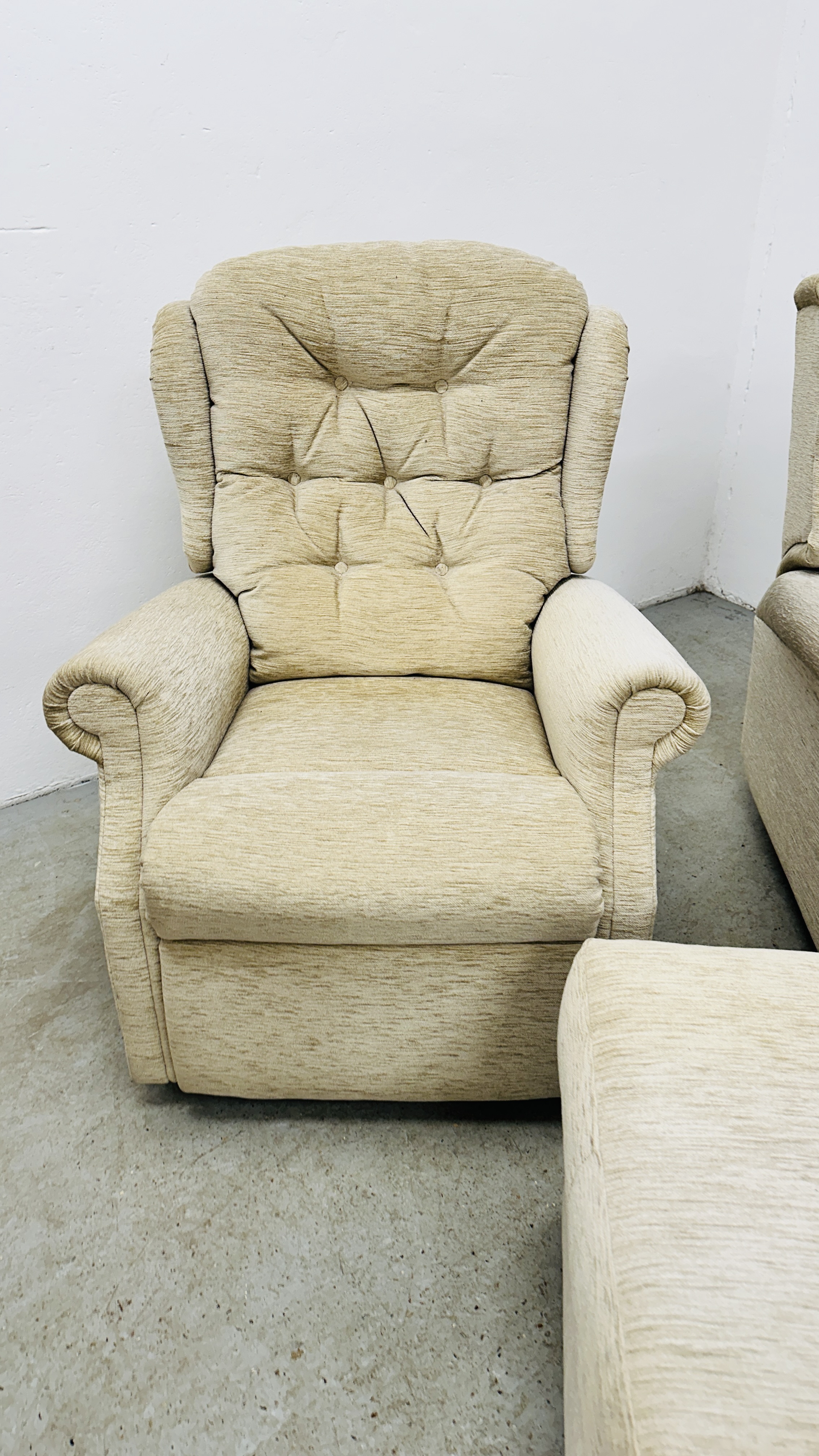A PAIR OF GOOD QUALITY FAWN UPHOLSTERED RECLINING EASY CHAIRS. - Image 3 of 11