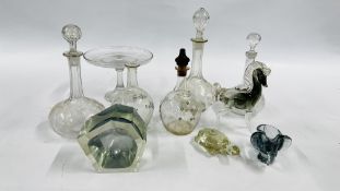 A GROUP OF GLASSWARE TO INCLUDE 5 VINTAGE GLASS DECANTERS AND A CAKE STAND, ART GLASS ELEPHANT,