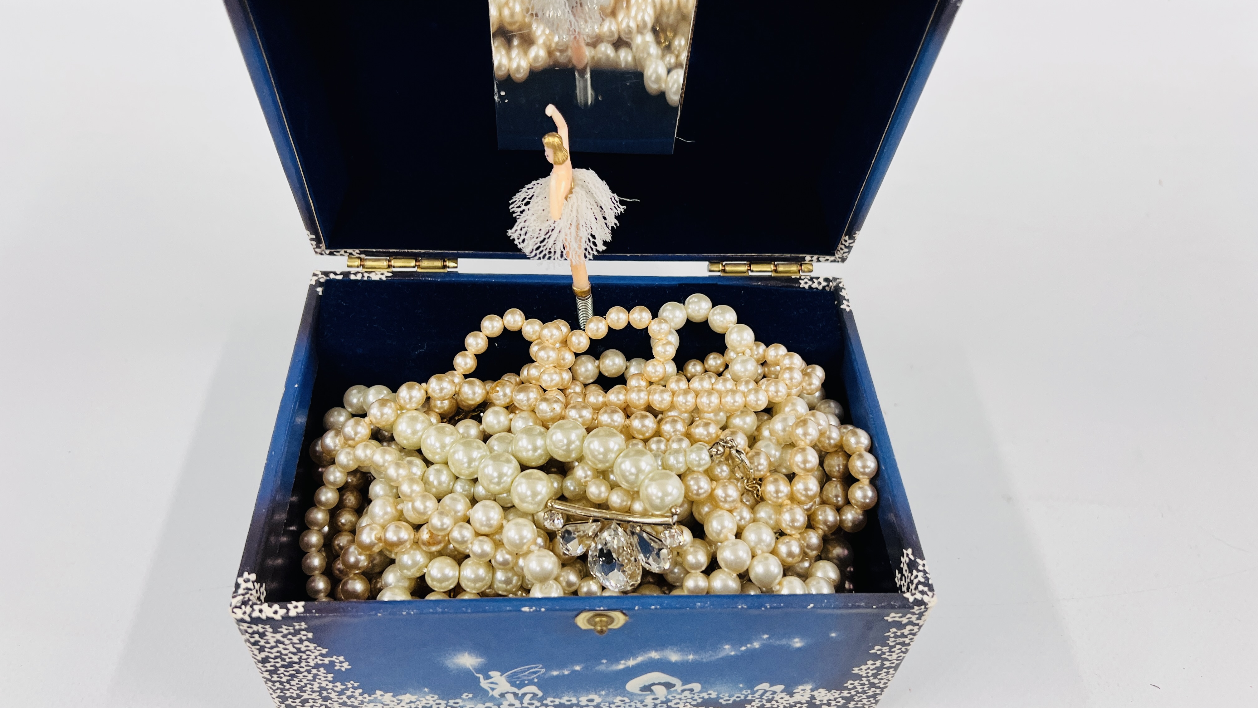 SELECTION OF SILVERTONE COSTUME JEWELLERY ALONG WITH A JEWELLERY BOX FULL OF BEADED NECKLACES. - Image 12 of 12
