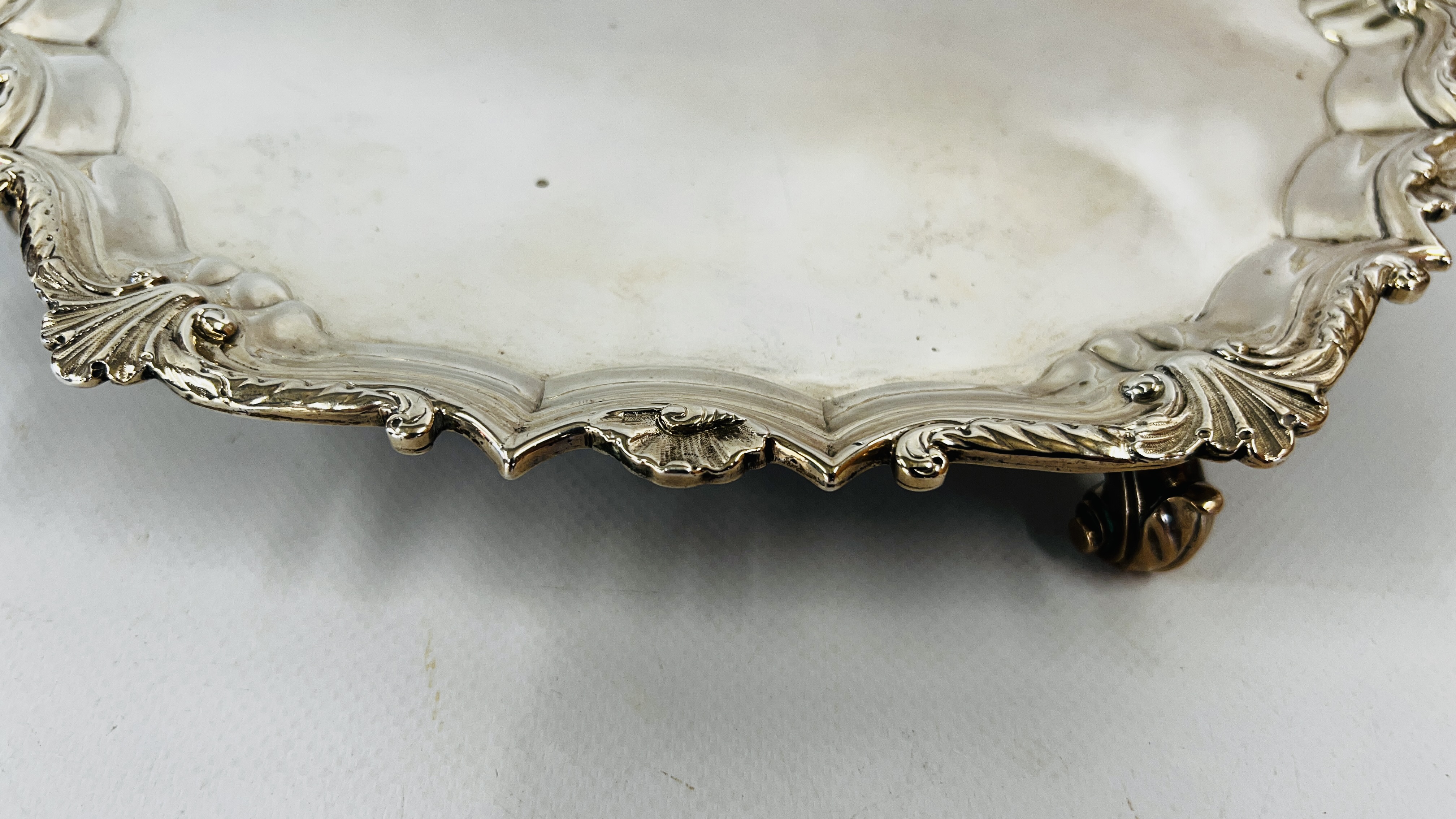 AN ANTIQUE GEORGE II SOLID SILVER SALVER, LONDON ASSAY 1739 MAKER I.R. - DIAM 28CM X H 2.5CM. - Image 18 of 25