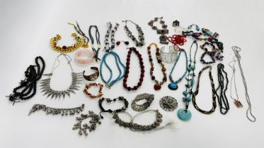 A TRAY OF STONE SET JEWELLERY AND BEADS AND BRACELETS.