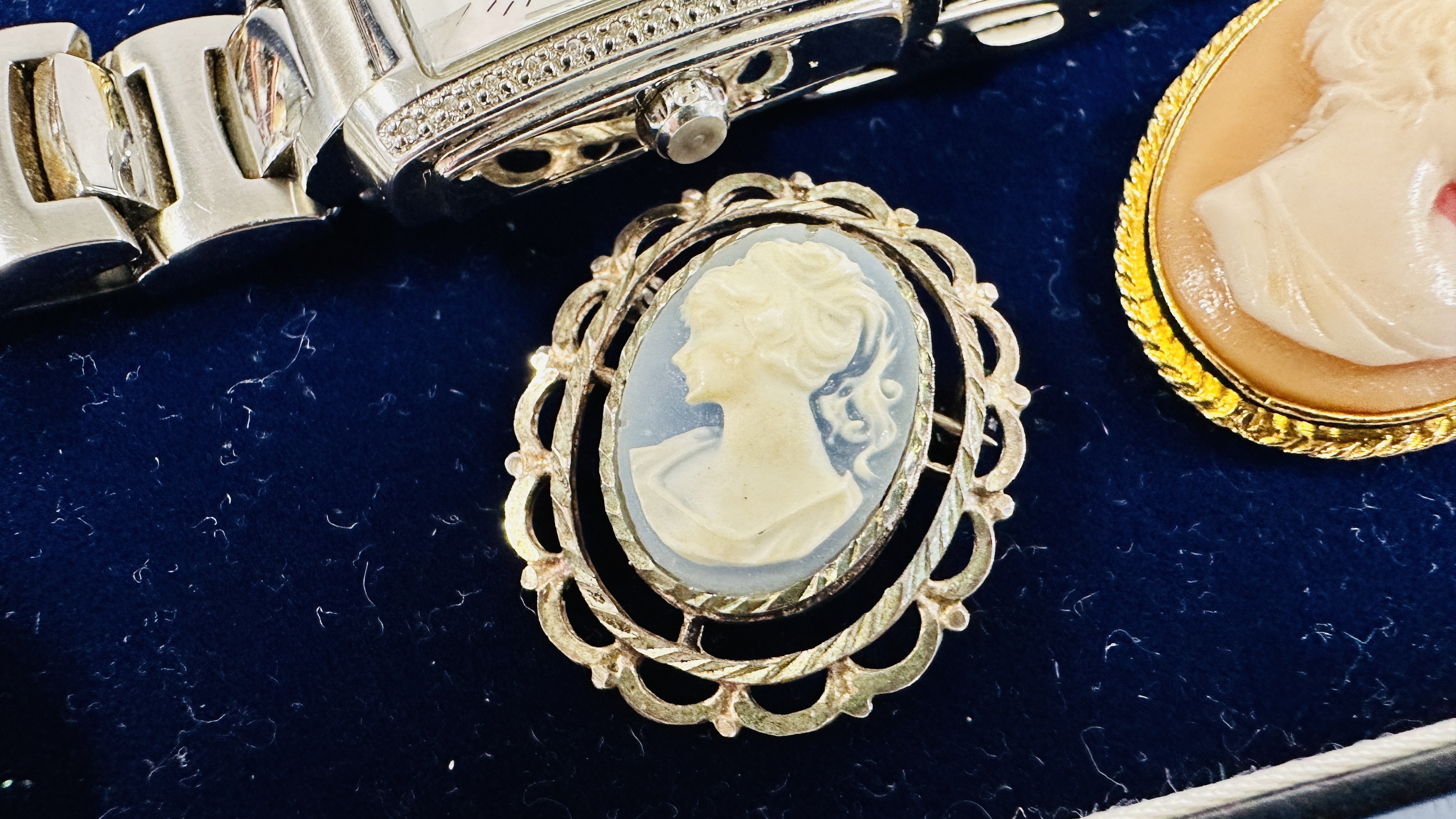 TWO DESIGNER WRIST WATCHES TO INCLUDE AN EXAMPLE MARKED AMADEUS AND 3 CAMEO BROOCHES. - Image 6 of 7