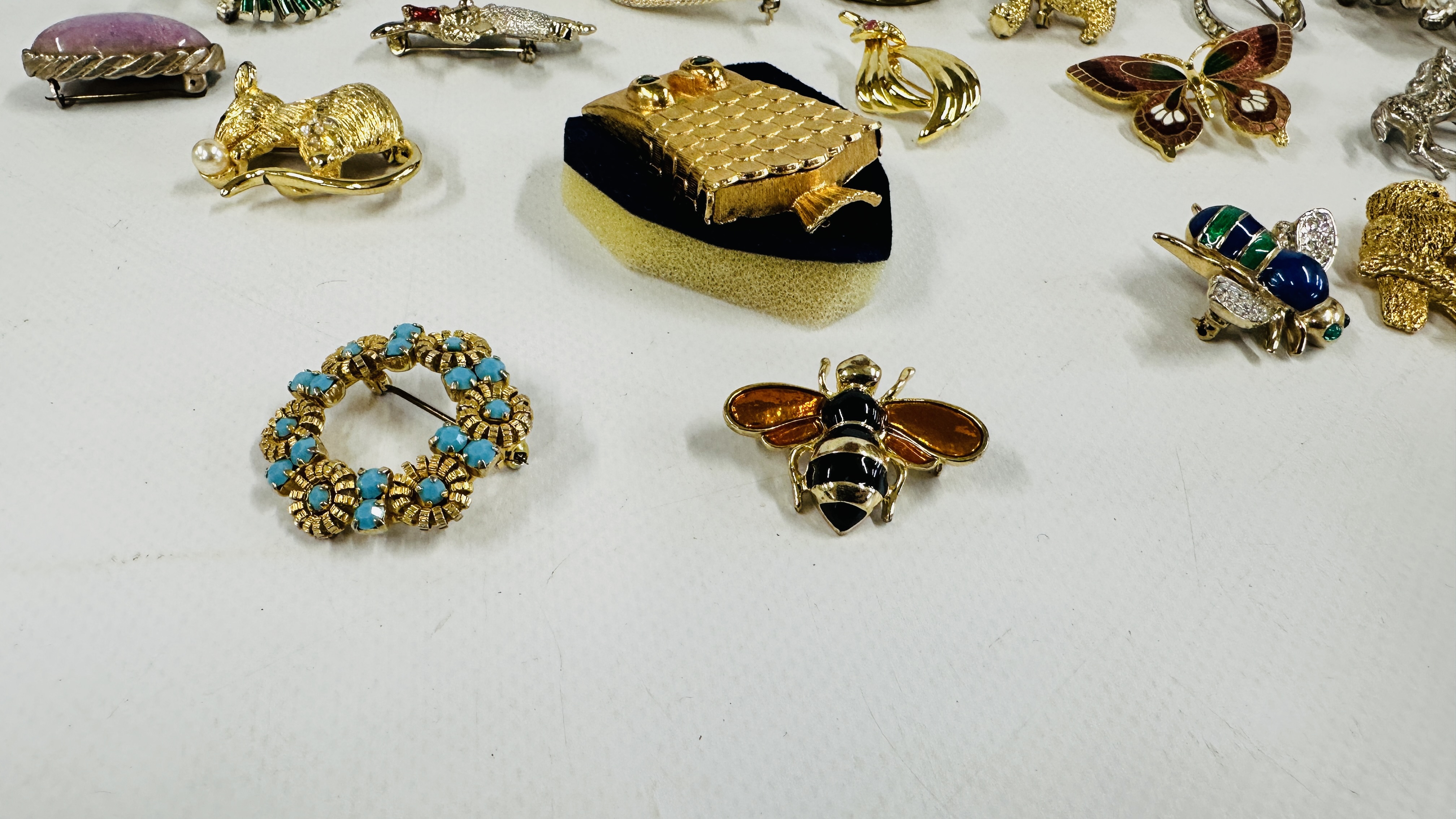 33 VINTAGE BROOCHES, BEES, TEDDY BEAR, ANIMALS ETC. - Image 2 of 9