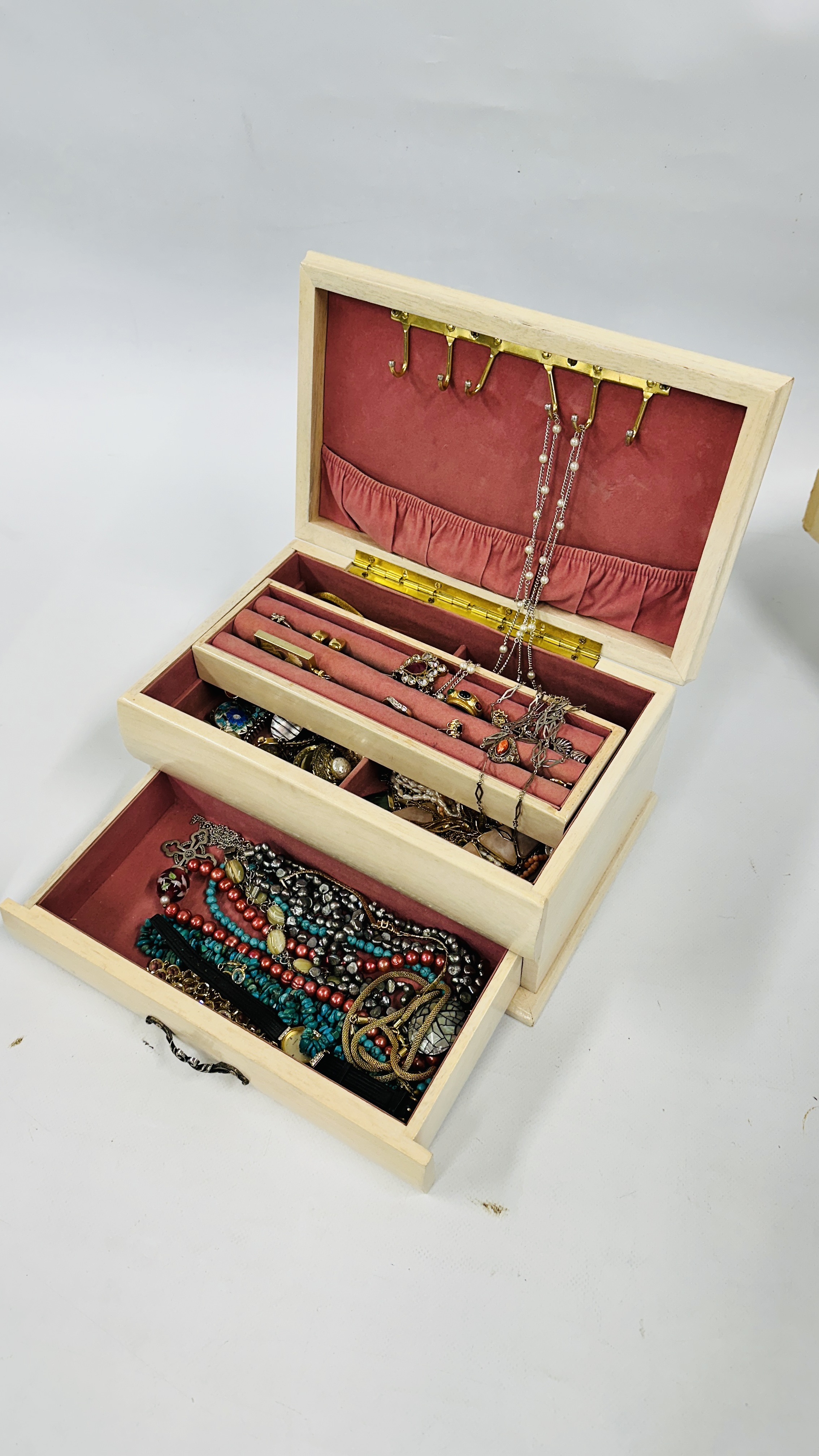 A MODERN WOODEN JEWELLERY BOX CONTAINING NECKLACES, LOCKET, STONE SET RINGS, BEADS, EARRINGS,