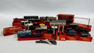 A BOX OF TRI-ANG 00 GAUGE RAILWAY TO INCLUDE TRACK, WAGONS, ROLLING STOCK, ACCESSORIES ETC.