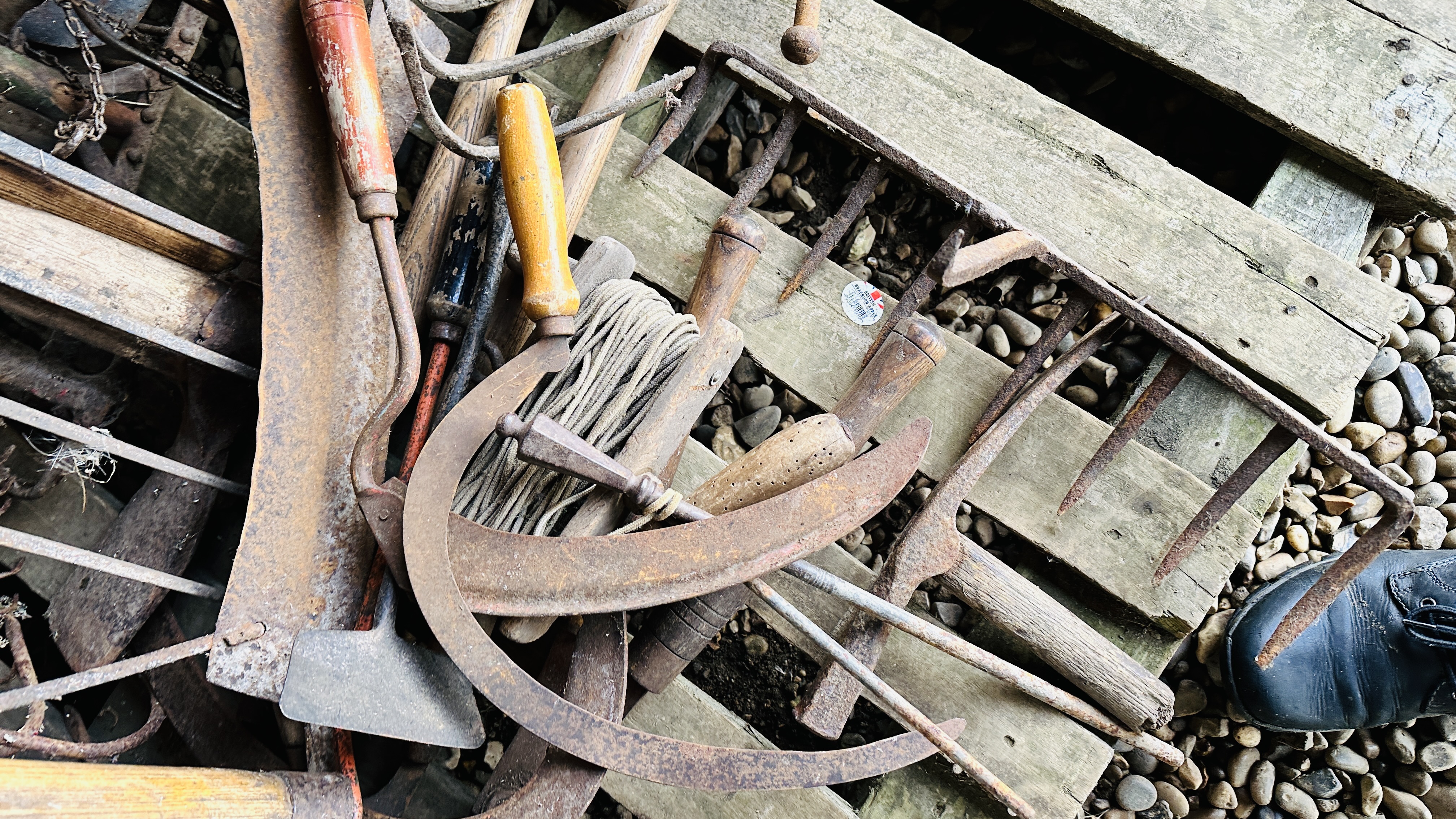 A LARGE QUANTITY OF VINTAGE GARDENING HAND TOOLS TO INCLUDE SPADES, SHOVELS, SYTHES, - Image 3 of 5
