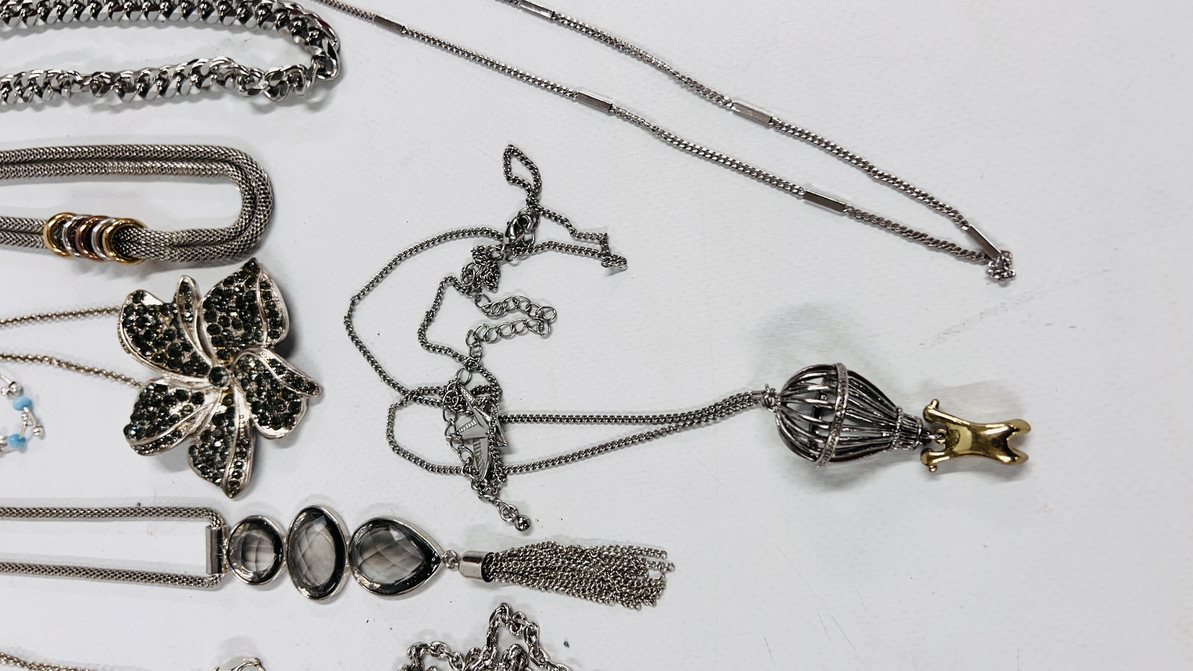 SELECTION OF SILVERTONE COSTUME JEWELLERY ALONG WITH A JEWELLERY BOX FULL OF BEADED NECKLACES. - Image 2 of 12