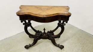 ANTIQUE VICTORIAN WALNUT FOLDING CARD TABLE WITH DETAILED BOW SUPPORTS AND AN INLAID GREEN BAISE