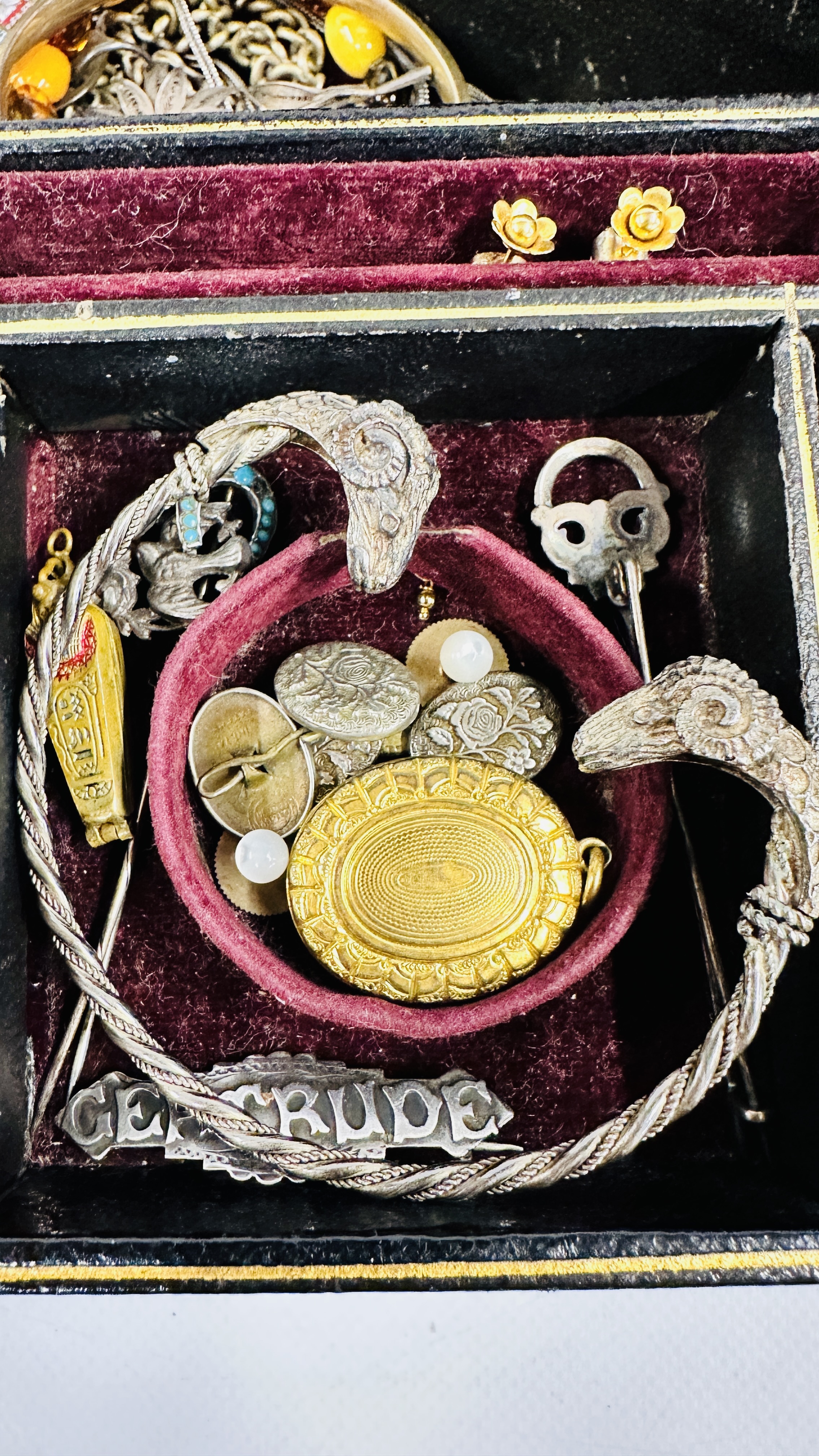 VICTORIAN AND LATER JEWELLERY TO INCLUDE LOCKETS, BROOCHES, CHARMS, SEAL ETC. - Image 4 of 10