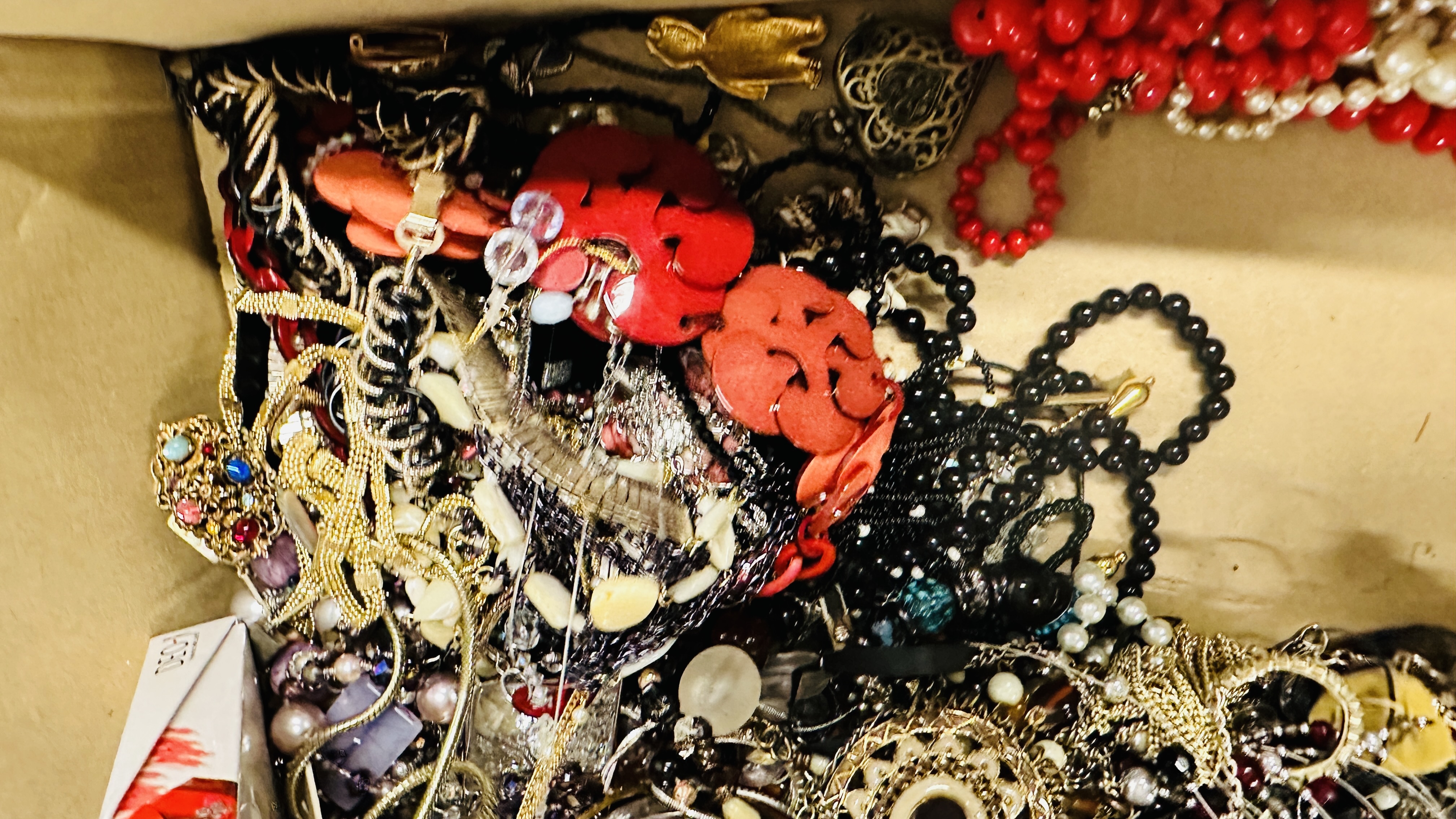 A LARGE BOX OF COSTUME JEWELLERY TO INCLUDE NECKLACES, BROOCHES, SETS, BANGLES, WATCHES ETC. - Image 7 of 7