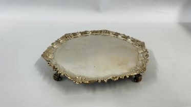 AN ANTIQUE GEORGE II SOLID SILVER SALVER, LONDON ASSAY 1739 MAKER I.R. - DIAM 28CM X H 2.5CM.