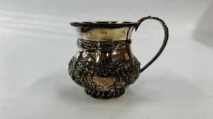 AN ELABORATE ANTIQUE SILVER MUG LONDON ASSAY 1825 MAKER R. PEARCE H 7.5CM.