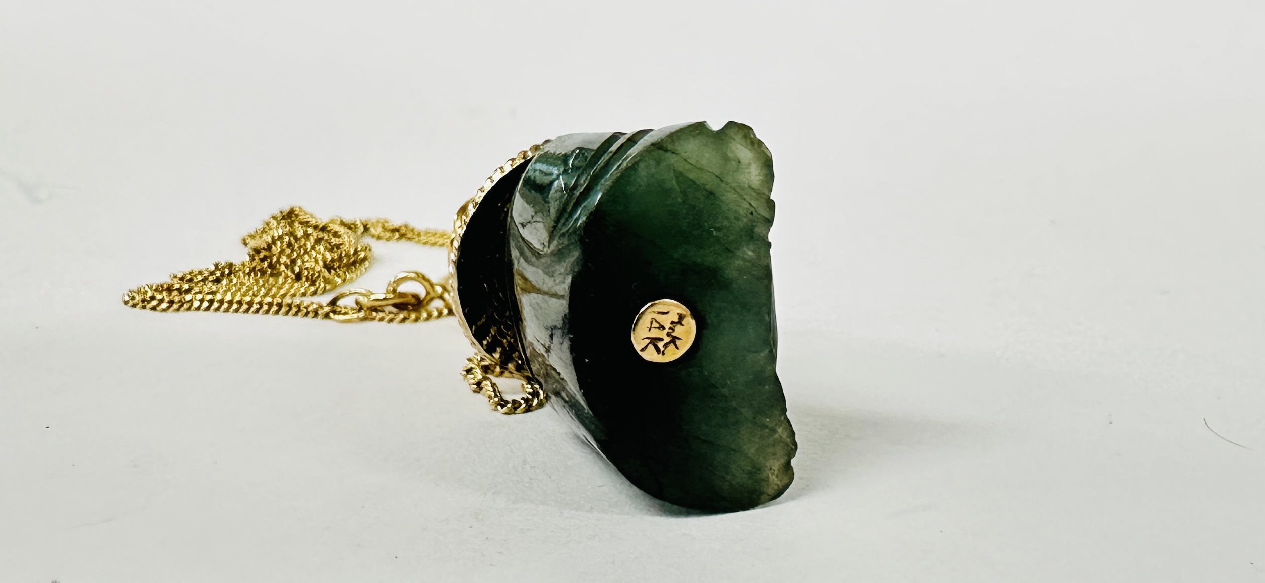 A 14K JADE BUDDHA PENDANT ON A FINE 9CT GOLD CHAIN - L 46CM. - Image 4 of 6