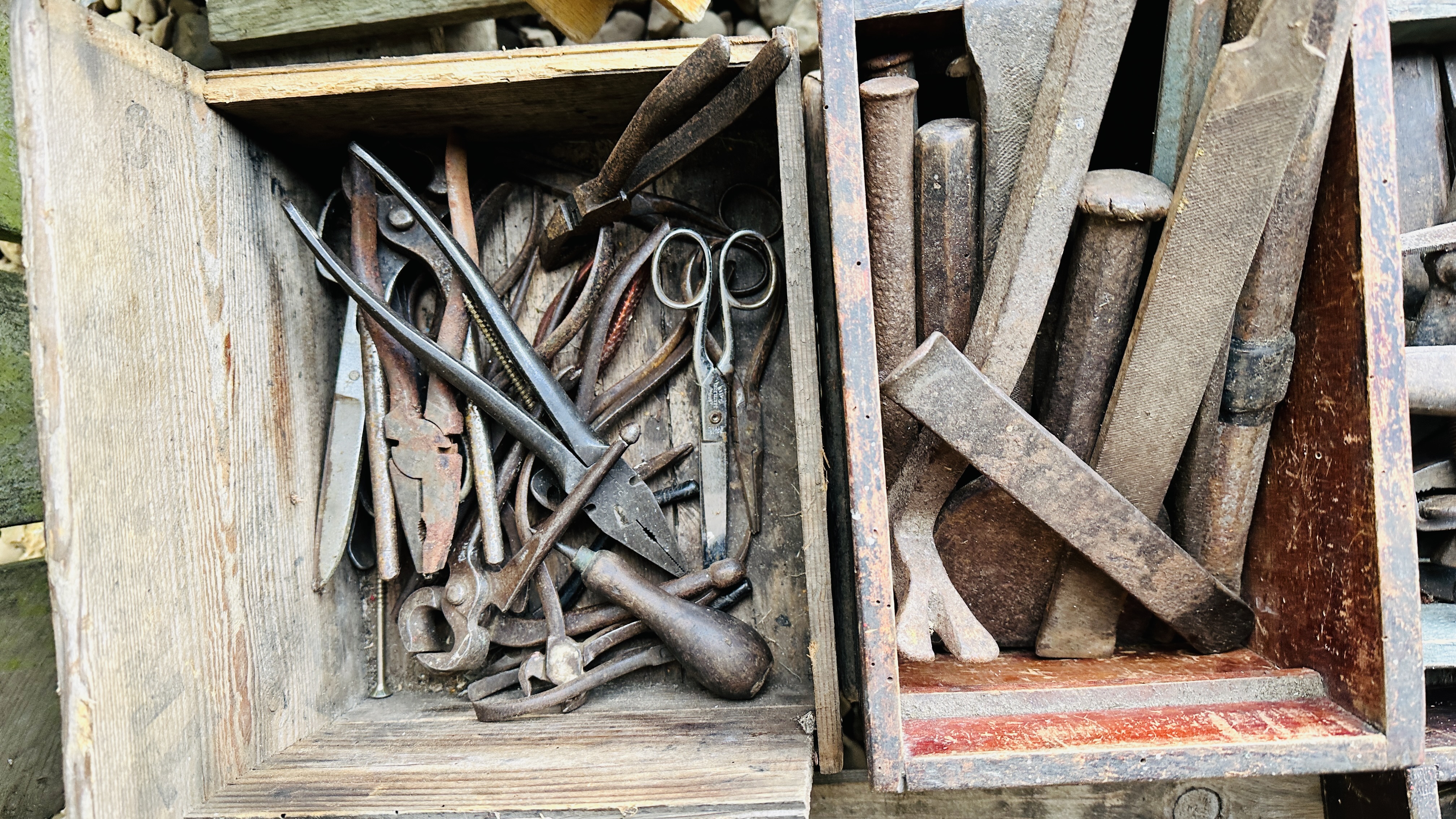 A COLLECTION OF VINTAGE HAND TOOLS TO INCLUDE SAWS, MEASURES AND HAUGES, HAND BRACE, PLIERS, - Image 4 of 7