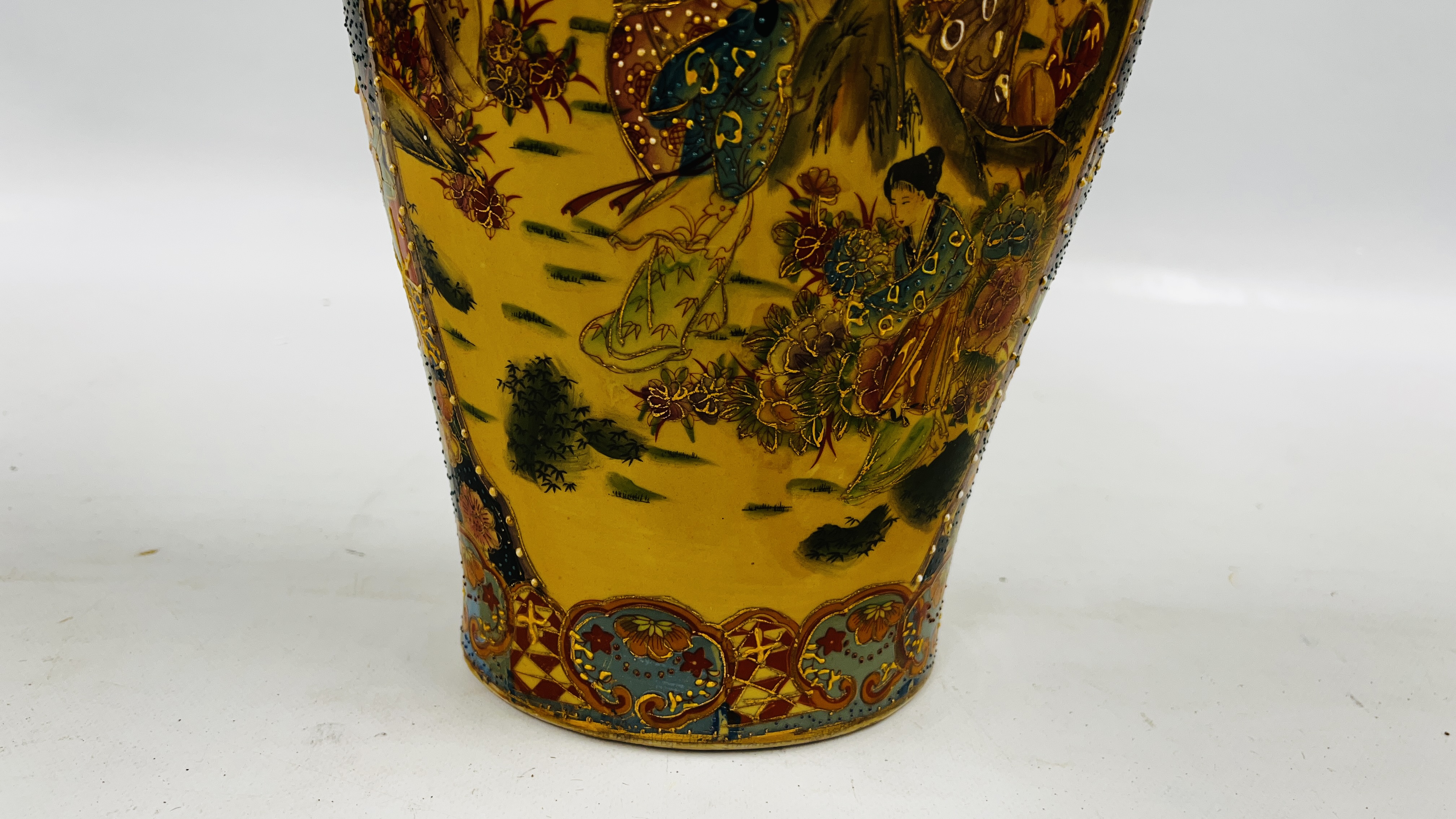 A LARGE REPRODUCTION ORIENTAL TWO HANDLED VASE. - H 60CM. - Image 6 of 13