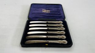 A VINTAGE CASED SET OF SILVER HANDLED BUTTER KNIVES, SHEFFIELD ASSAY.