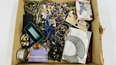 A LARGE BOX OF COSTUME JEWELLERY TO INCLUDE NECKLACES, BROOCHES, SETS, BANGLES, WATCHES ETC.
