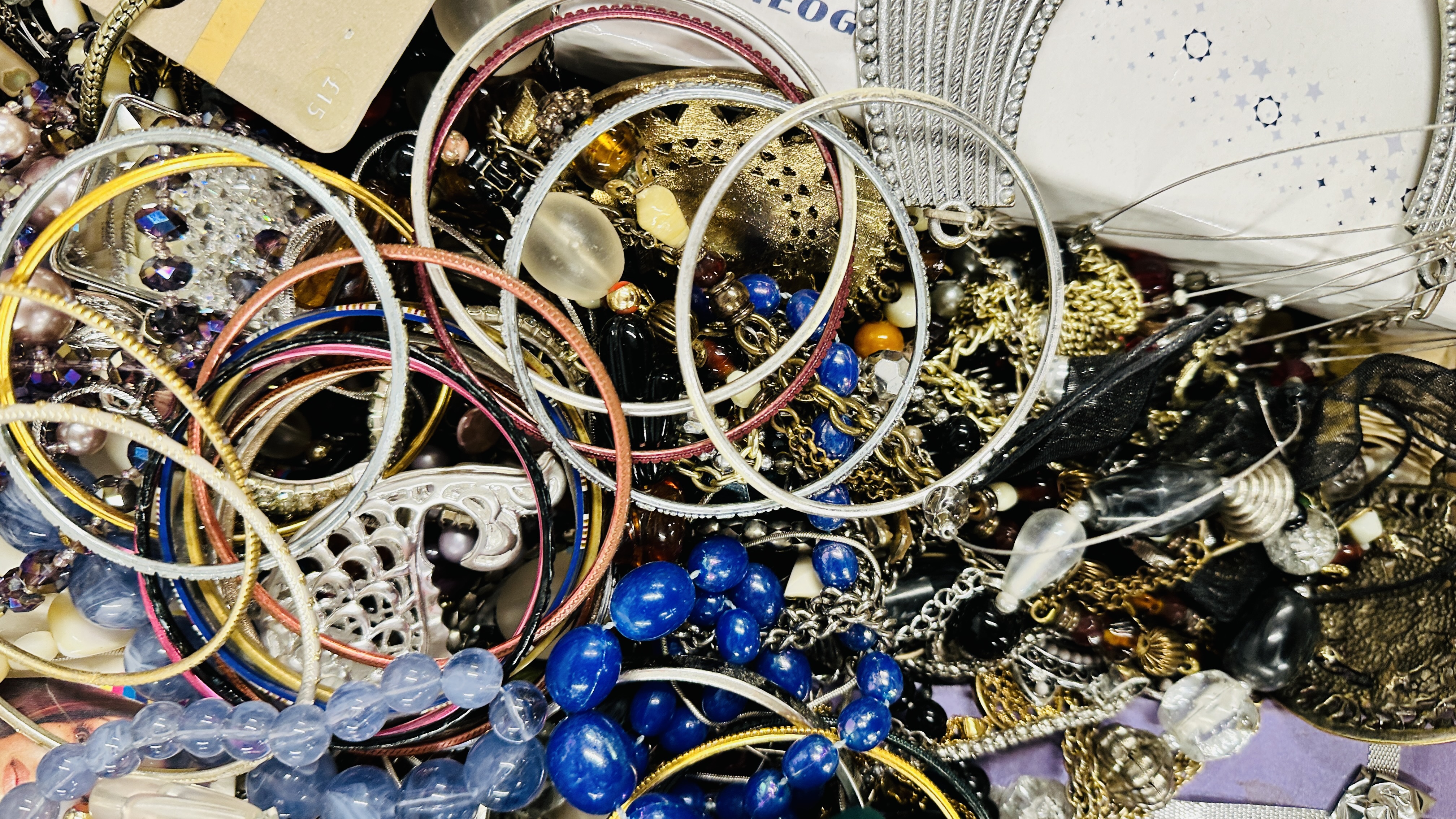 A LARGE BOX OF COSTUME JEWELLERY TO INCLUDE NECKLACES, BROOCHES, SETS, BANGLES, WATCHES ETC. - Image 4 of 7